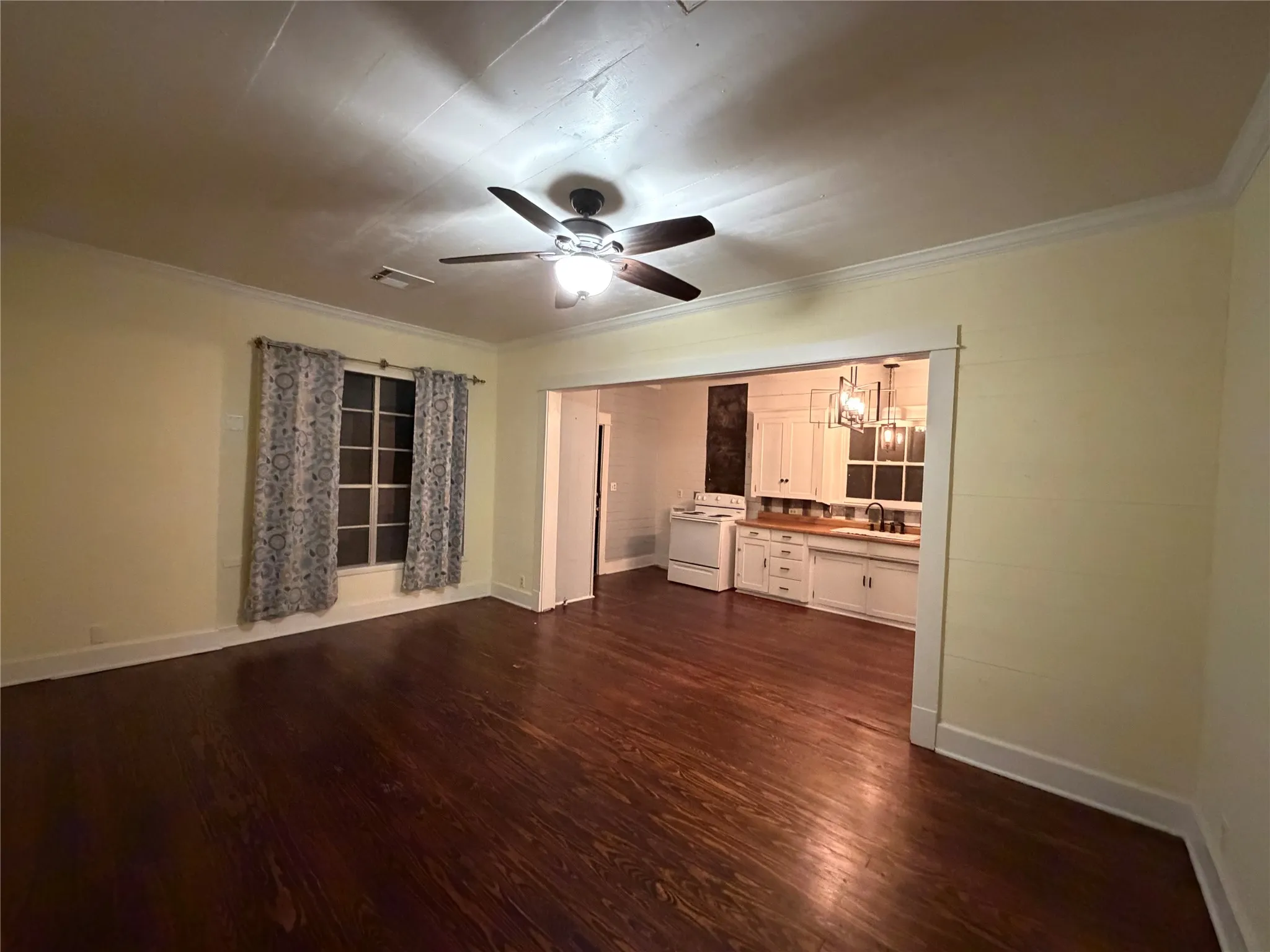 Single Family Residence For Sale in Falls County , 821 Ward Street, Marlin, Texas 76661, 2 Bedrooms, 1 Bathroom, Garage spaces, 1,407 Sqft, built in 1940, Price $174,999, mls#21258405, Real Estate Agent in Marlin, Homes For Sale in Falls county, Homes For Sale in Marlin, Realtor in Marlin Texas, Real Estate Brokerage Independent Realty Texas, Luminita Cordes Realtor