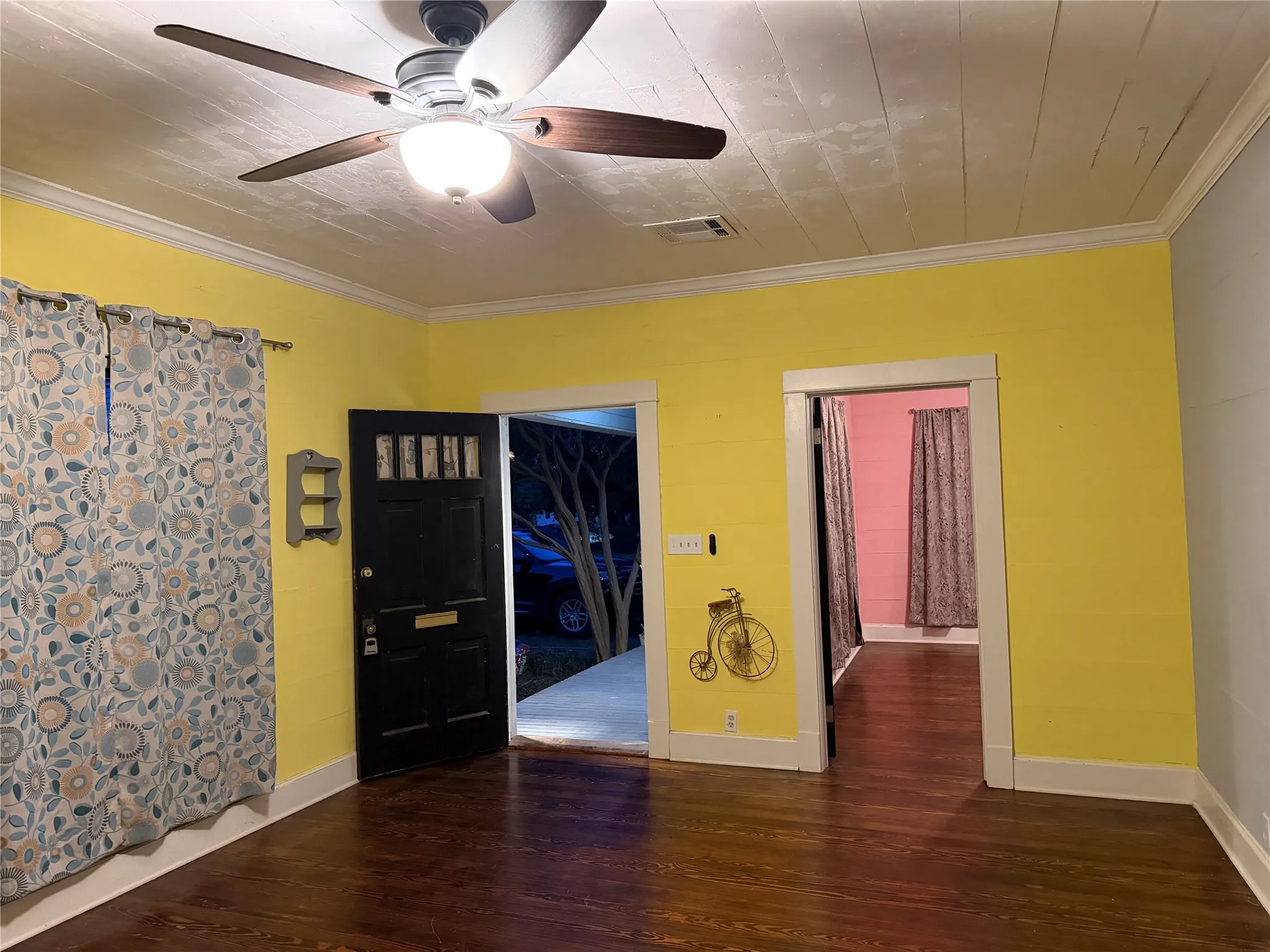 Single Family Residence For Sale in Falls County , 821 Ward Street, Marlin, Texas 76661, 2 Bedrooms, 1 Bathroom, Garage spaces, 1,407 Sqft, built in 1940, Price $174,999, mls#21258405, Real Estate Agent in Marlin, Homes For Sale in Falls county, Homes For Sale in Marlin, Realtor in Marlin Texas, Real Estate Brokerage Independent Realty Texas, Luminita Cordes Realtor