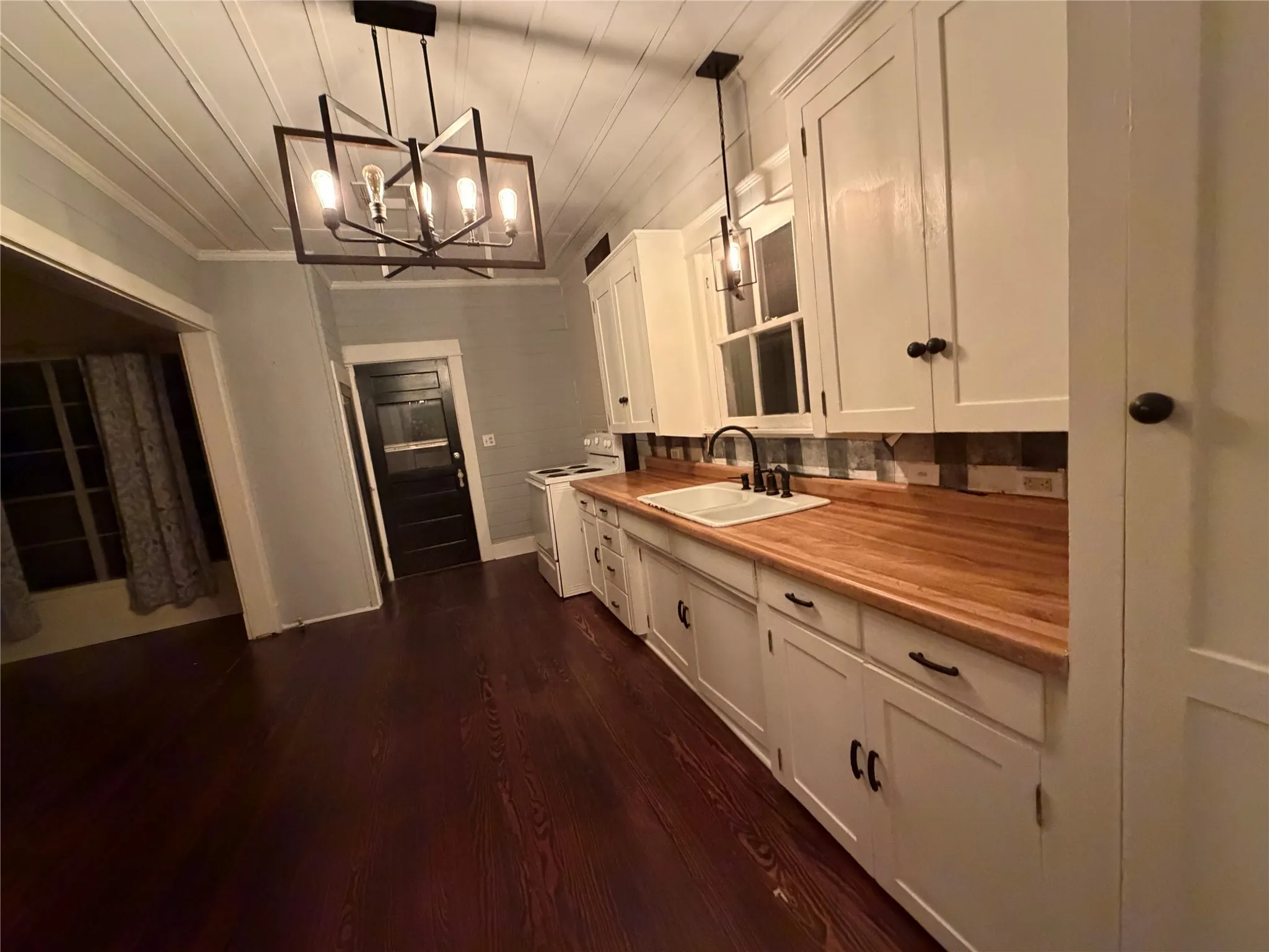Single Family Residence For Sale in Falls County , 821 Ward Street, Marlin, Texas 76661, 2 Bedrooms, 1 Bathroom, Garage spaces, 1,407 Sqft, built in 1940, Price $174,999, mls#21258405, Real Estate Agent in Marlin, Homes For Sale in Falls county, Homes For Sale in Marlin, Realtor in Marlin Texas, Real Estate Brokerage Independent Realty Texas, Luminita Cordes Realtor