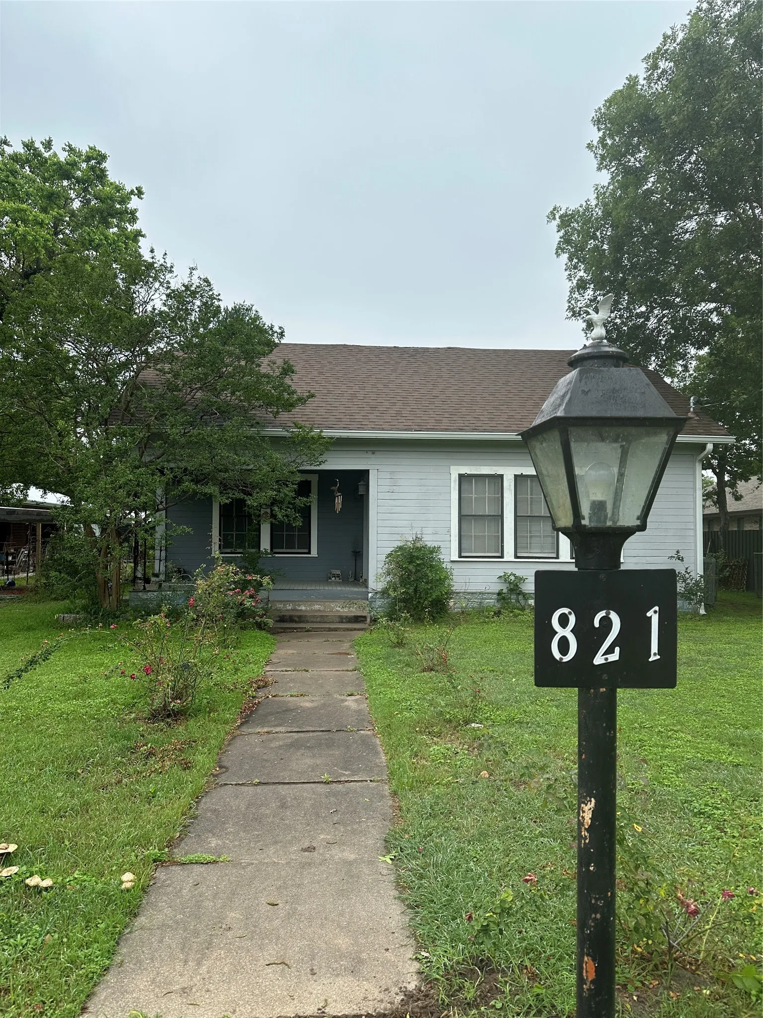 Single Family Residence For Sale in Falls County , 821 Ward Street, Marlin, Texas 76661, 2 Bedrooms, 1 Bathroom, Garage spaces, 1,407 Sqft, built in 1940, Price $174,999, mls#21258405, Real Estate Agent in Marlin, Homes For Sale in Falls county, Homes For Sale in Marlin, Realtor in Marlin Texas, Real Estate Brokerage Independent Realty Texas, Luminita Cordes Realtor