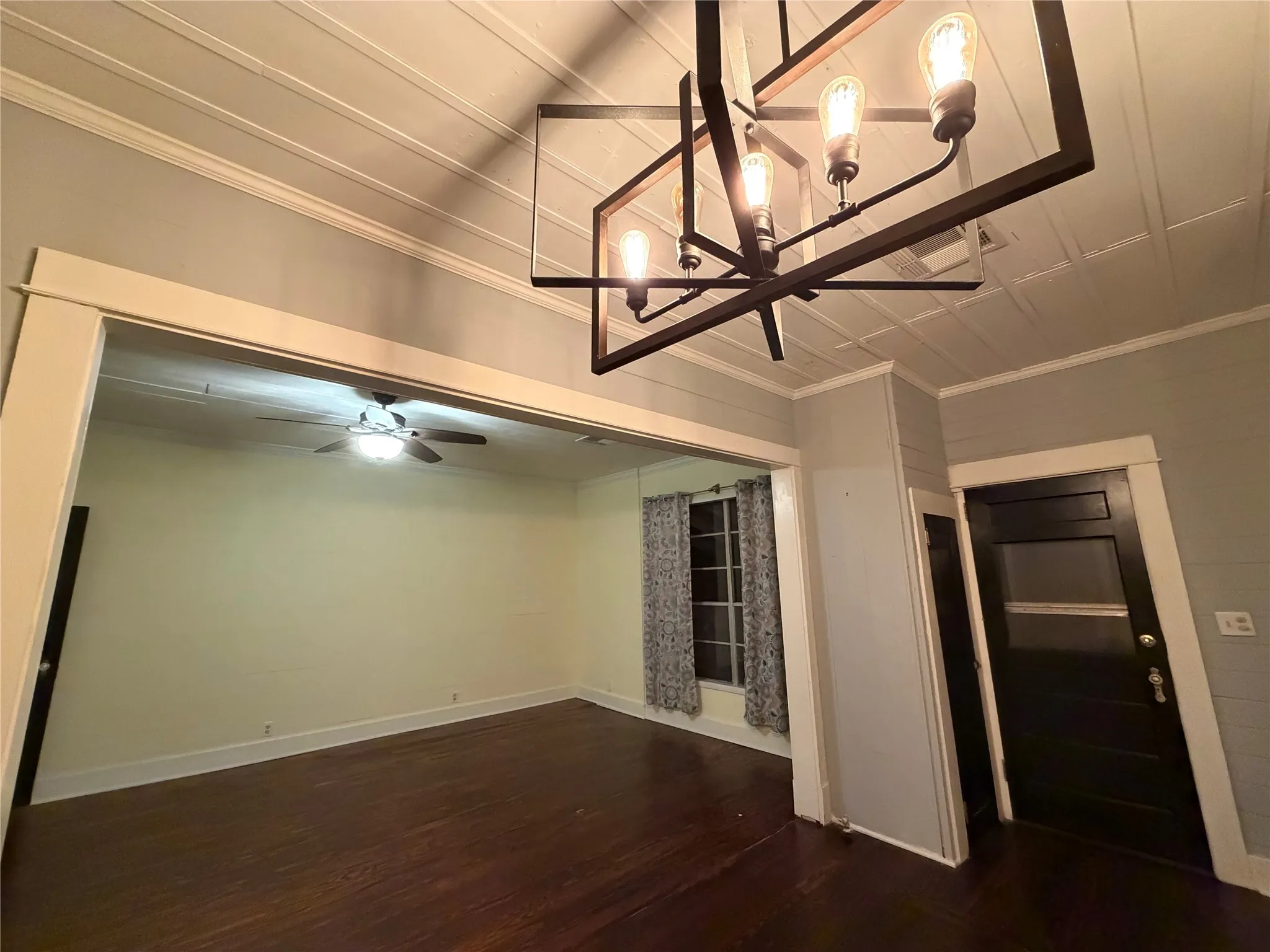 Single Family Residence For Sale in Falls County , 821 Ward Street, Marlin, Texas 76661, 2 Bedrooms, 1 Bathroom, Garage spaces, 1,407 Sqft, built in 1940, Price $174,999, mls#21258405, Real Estate Agent in Marlin, Homes For Sale in Falls county, Homes For Sale in Marlin, Realtor in Marlin Texas, Real Estate Brokerage Independent Realty Texas, Luminita Cordes Realtor