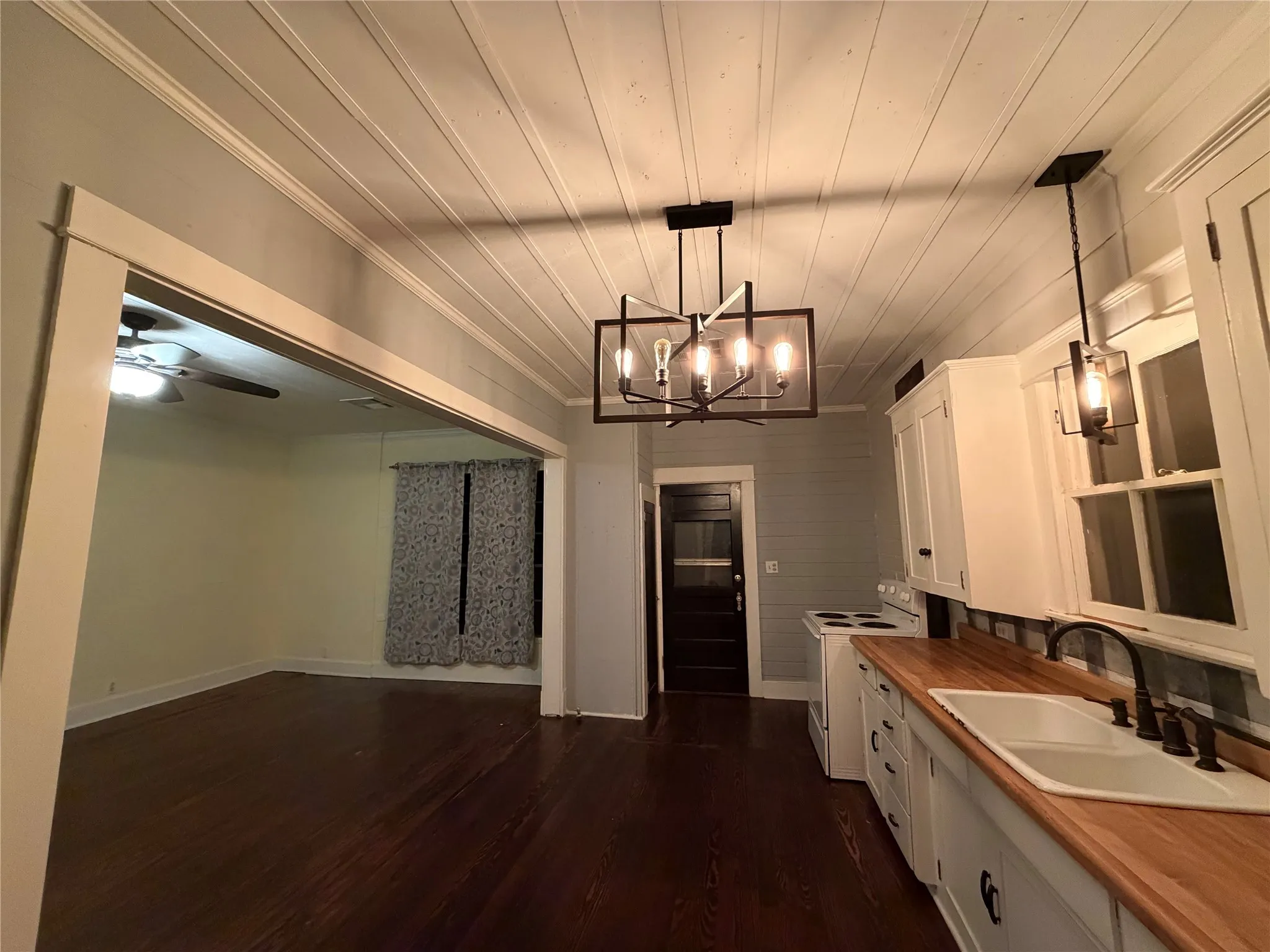 Single Family Residence For Sale in Falls County , 821 Ward Street, Marlin, Texas 76661, 2 Bedrooms, 1 Bathroom, Garage spaces, 1,407 Sqft, built in 1940, Price $174,999, mls#21258405, Real Estate Agent in Marlin, Homes For Sale in Falls county, Homes For Sale in Marlin, Realtor in Marlin Texas, Real Estate Brokerage Independent Realty Texas, Luminita Cordes Realtor
