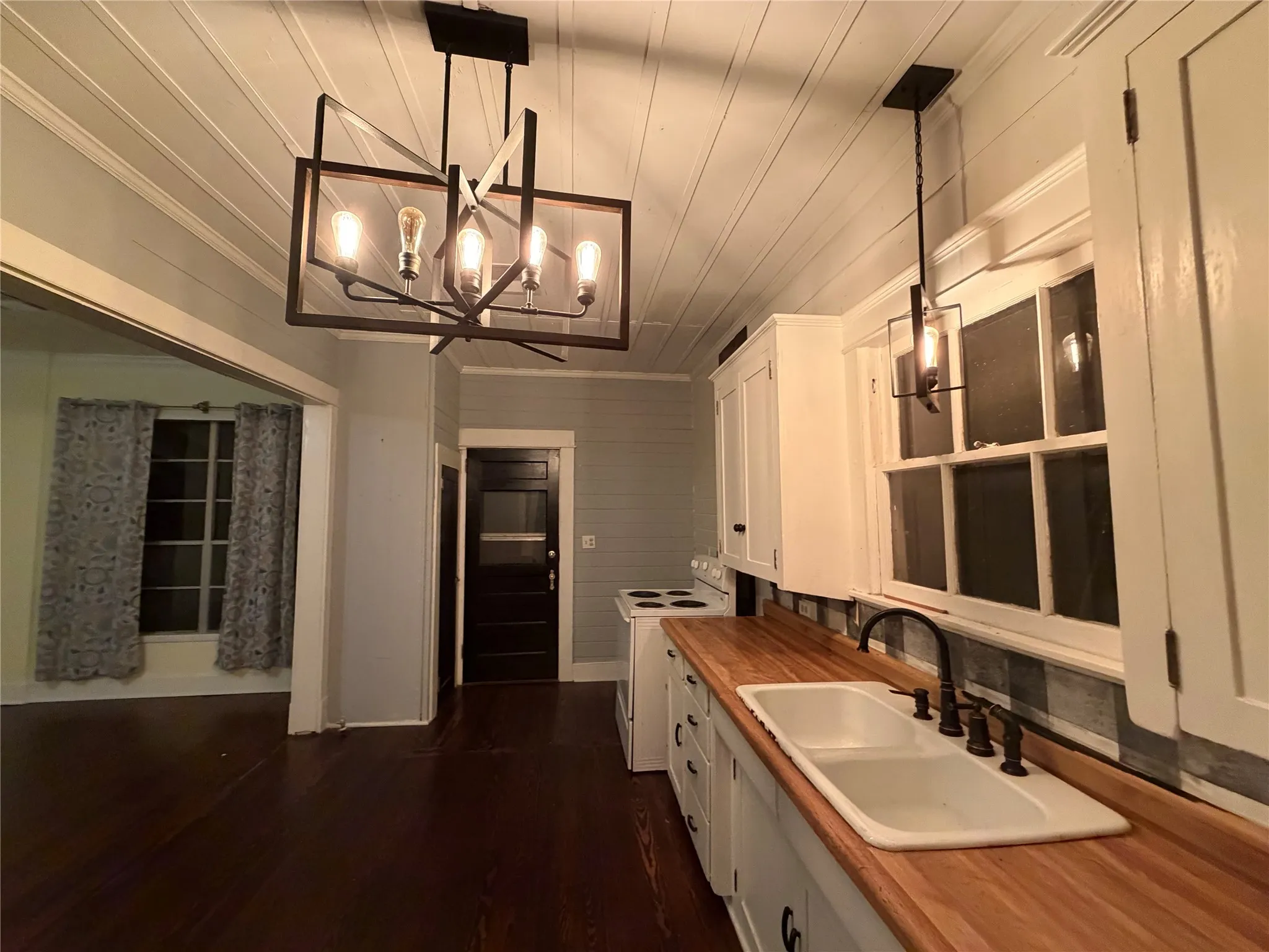Single Family Residence For Sale in Falls County , 821 Ward Street, Marlin, Texas 76661, 2 Bedrooms, 1 Bathroom, Garage spaces, 1,407 Sqft, built in 1940, Price $174,999, mls#21258405, Real Estate Agent in Marlin, Homes For Sale in Falls county, Homes For Sale in Marlin, Realtor in Marlin Texas, Real Estate Brokerage Independent Realty Texas, Luminita Cordes Realtor