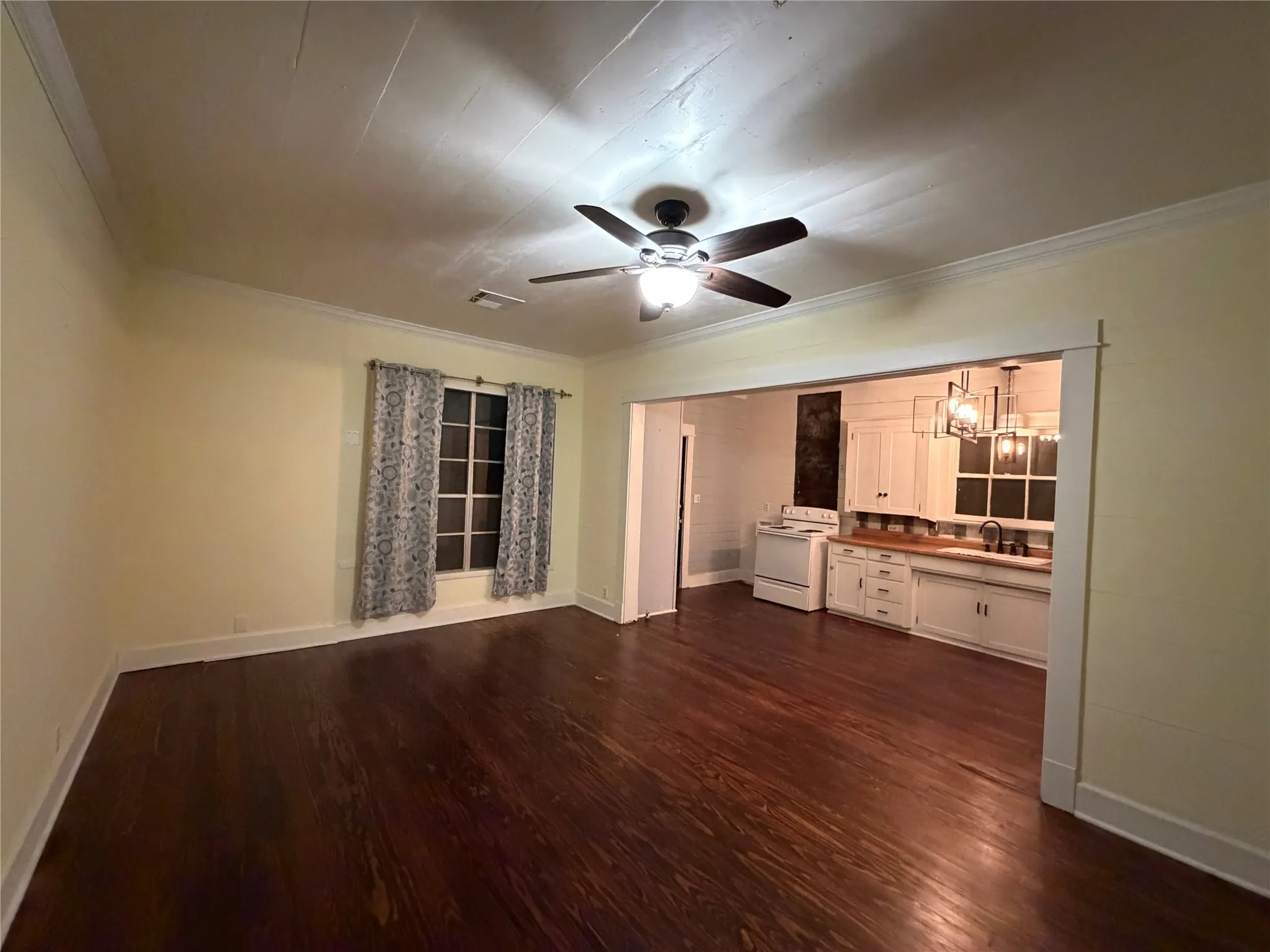 Single Family Residence For Sale in Falls County , 821 Ward Street, Marlin, Texas 76661, 2 Bedrooms, 1 Bathroom, Garage spaces, 1,407 Sqft, built in 1940, Price $174,999, mls#21258405, Real Estate Agent in Marlin, Homes For Sale in Falls county, Homes For Sale in Marlin, Realtor in Marlin Texas, Real Estate Brokerage Independent Realty Texas, Luminita Cordes Realtor