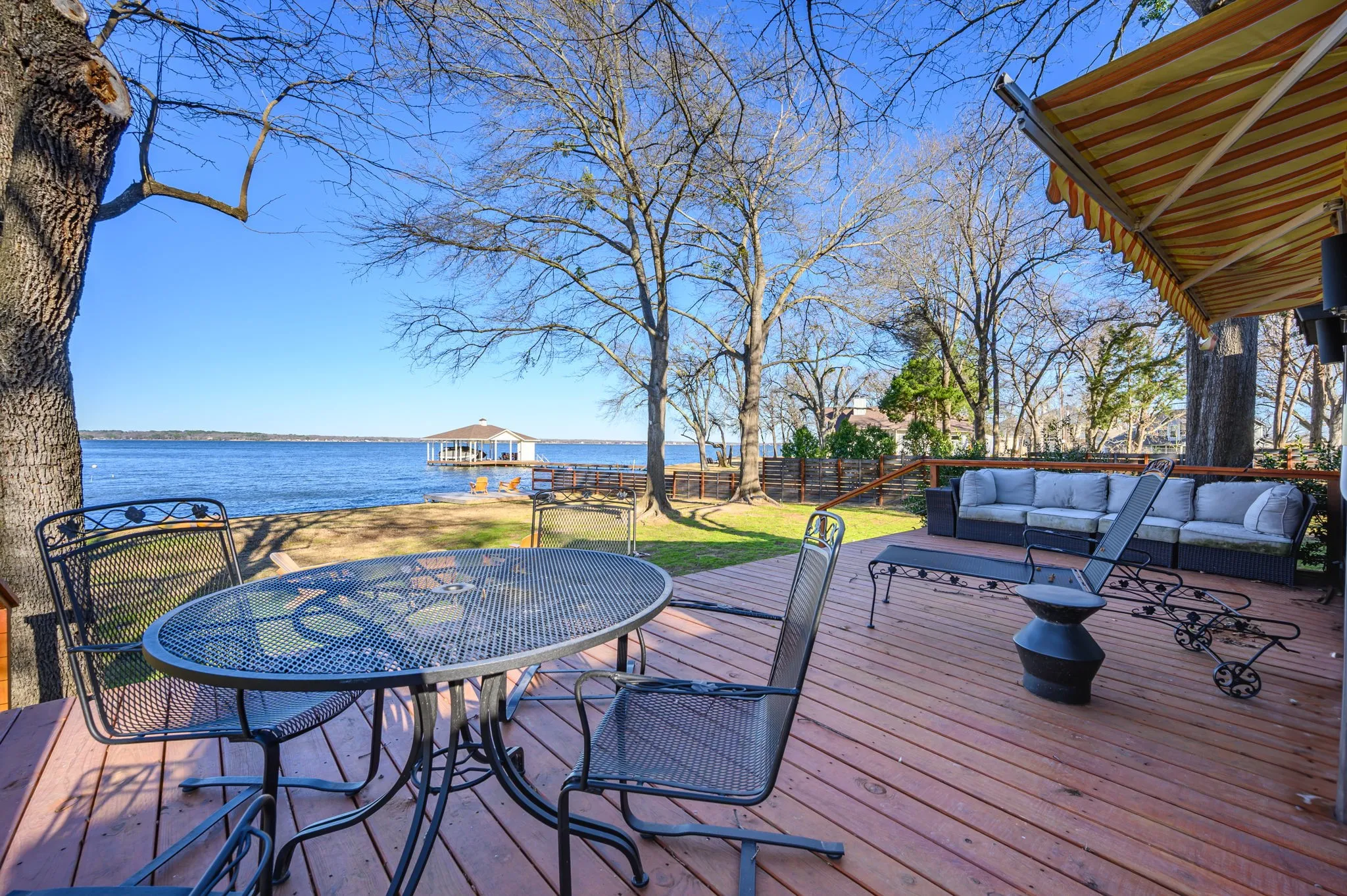 Single Family Residence For Sale in Henderson County , 312 Pebble Beach Drive, Trinidad, Texas 75163, 4 Bedroom, 2 Bathroom, Garage spaces, 1,978 Sqft, built in 1978, Preowned, mls#21258927, Real Estate Agent in Trinidad, Homes For Sale in Henderson county, Homes For Sale in Trinidad, Realtor in Trinidad Texas, Real Estate Brokerage Independent Realty Texas, Luminita Cordes Realtor