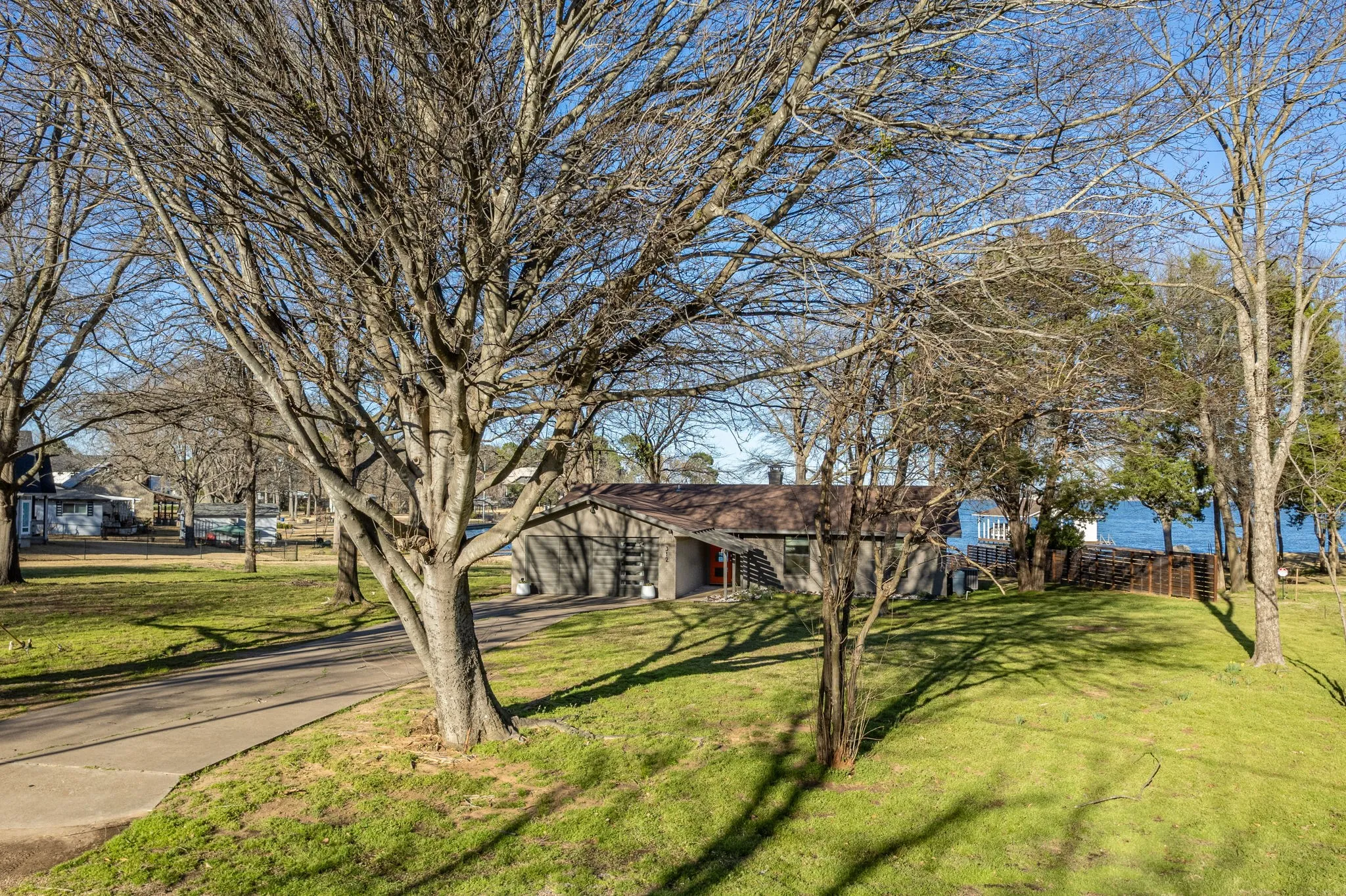 Single Family Residence For Sale in Henderson County , 312 Pebble Beach Drive, Trinidad, Texas 75163, 4 Bedroom, 2 Bathroom, Garage spaces, 1,978 Sqft, built in 1978, Preowned, mls#21258927, Real Estate Agent in Trinidad, Homes For Sale in Henderson county, Homes For Sale in Trinidad, Realtor in Trinidad Texas, Real Estate Brokerage Independent Realty Texas, Luminita Cordes Realtor
