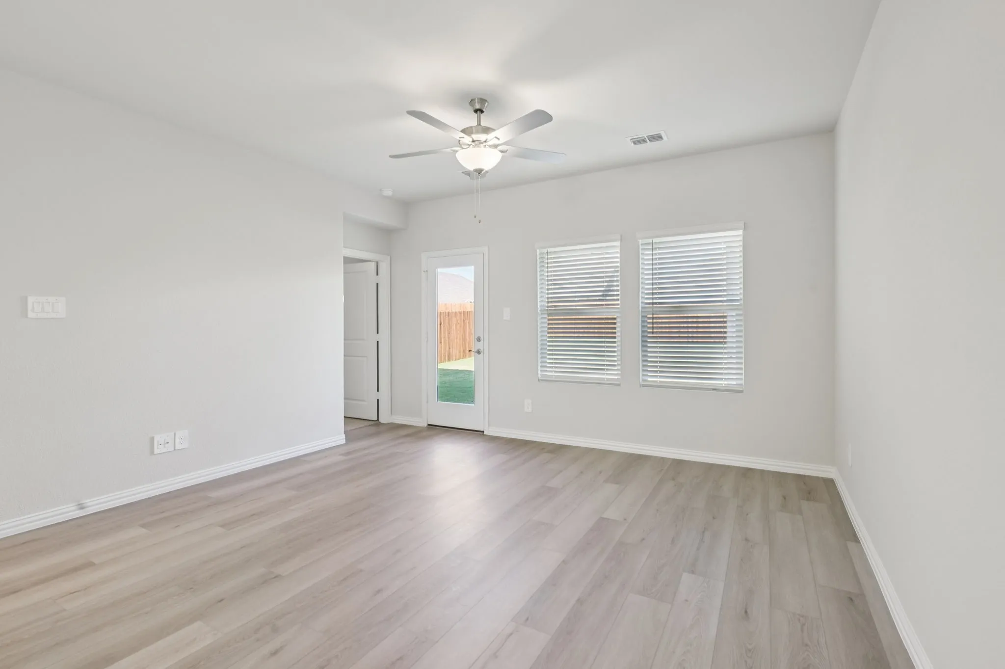 Photo is not of the actual home, but is an inspirational photo of builder’s model home and may depict options, furnishings, and/or decorator features that are not included.
