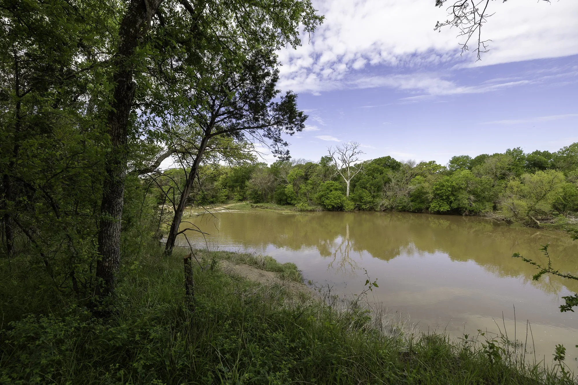 The property offers direct access to the Keechi Creek.