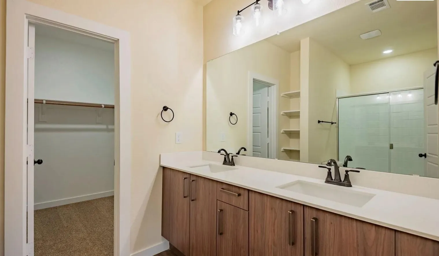 Duplex For Sale in Ellis County , 656-660 Wheatfield Drive, Venus, Texas 76084, 6 Bedroom, 4 Bathroom, 4 Garage spaces, 0 Sqft, built in 2023, Preowned, mls#21258952, Real Estate Agent in Venus, Homes For Sale in Ellis county, Homes For Sale in Venus, Realtor in Venus Texas, Real Estate Brokerage Independent Realty Texas, Luminita Cordes Realtor