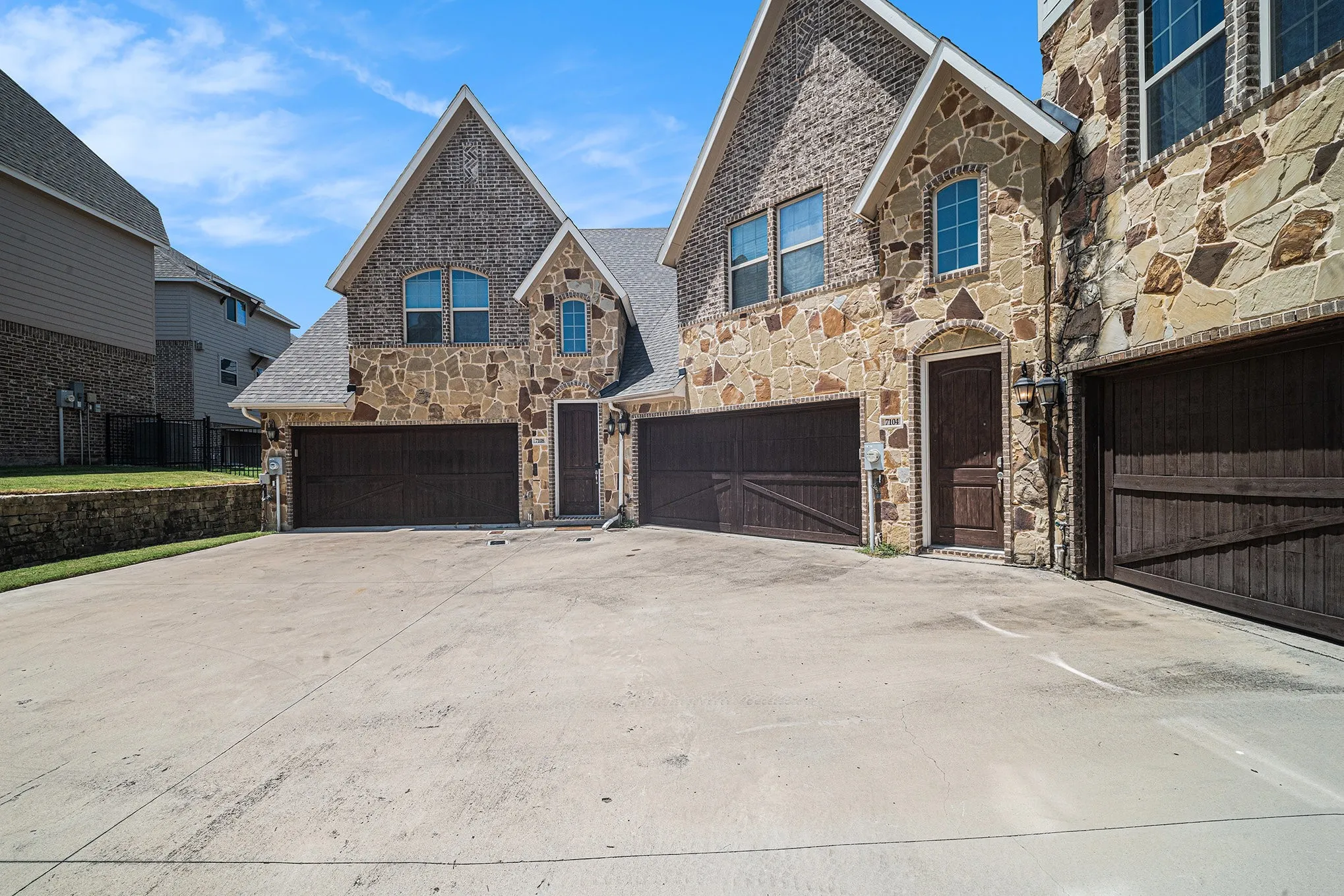 Townhouse For Sale in Tarrant County , 7104 Rose Quartz Court, Fort Worth, Texas 76132, 3 Bedroom, 3 Bathroom, 2 Garage spaces, 2,505 Sqft, built in 2016, Preowned, mls#21258852, Real Estate Agent in Fort Worth, Homes For Sale in Tarrant county, Homes For Sale in Fort Worth, Realtor in Fort Worth Texas, Real Estate Brokerage Independent Realty Texas, Luminita Cordes Realtor
