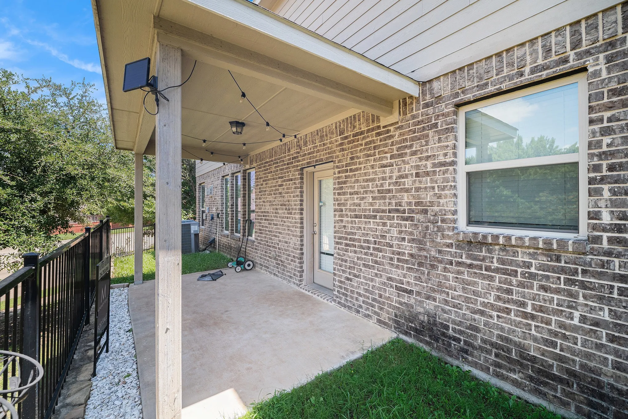 Townhouse For Sale in Tarrant County , 7104 Rose Quartz Court, Fort Worth, Texas 76132, 3 Bedroom, 3 Bathroom, 2 Garage spaces, 2,505 Sqft, built in 2016, Preowned, mls#21258852, Real Estate Agent in Fort Worth, Homes For Sale in Tarrant county, Homes For Sale in Fort Worth, Realtor in Fort Worth Texas, Real Estate Brokerage Independent Realty Texas, Luminita Cordes Realtor