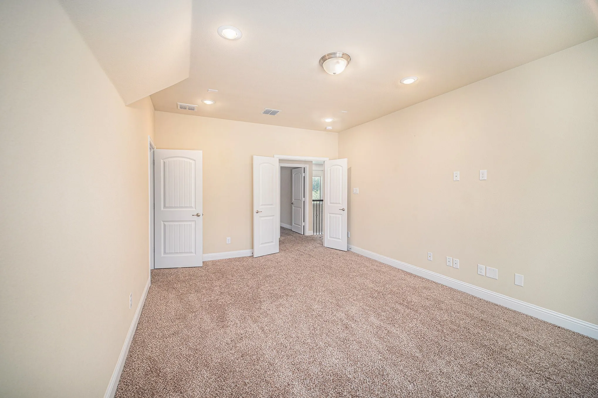 Townhouse For Sale in Tarrant County , 7104 Rose Quartz Court, Fort Worth, Texas 76132, 3 Bedroom, 3 Bathroom, 2 Garage spaces, 2,505 Sqft, built in 2016, Preowned, mls#21258852, Real Estate Agent in Fort Worth, Homes For Sale in Tarrant county, Homes For Sale in Fort Worth, Realtor in Fort Worth Texas, Real Estate Brokerage Independent Realty Texas, Luminita Cordes Realtor