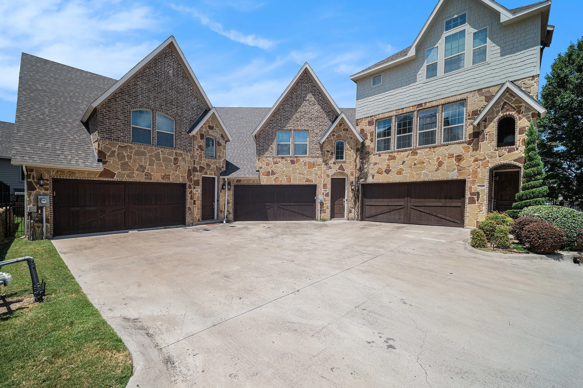 Townhouse For Sale in Tarrant County , 7104 Rose Quartz Court, Fort Worth, Texas 76132, 3 Bedroom, 3 Bathroom, 2 Garage spaces, 2,505 Sqft, built in 2016, Preowned, mls#21258852, Real Estate Agent in Fort Worth, Homes For Sale in Tarrant county, Homes For Sale in Fort Worth, Realtor in Fort Worth Texas, Real Estate Brokerage Independent Realty Texas, Luminita Cordes Realtor