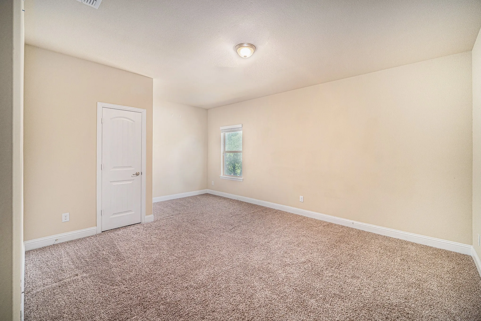 Townhouse For Sale in Tarrant County , 7104 Rose Quartz Court, Fort Worth, Texas 76132, 3 Bedroom, 3 Bathroom, 2 Garage spaces, 2,505 Sqft, built in 2016, Preowned, mls#21258852, Real Estate Agent in Fort Worth, Homes For Sale in Tarrant county, Homes For Sale in Fort Worth, Realtor in Fort Worth Texas, Real Estate Brokerage Independent Realty Texas, Luminita Cordes Realtor