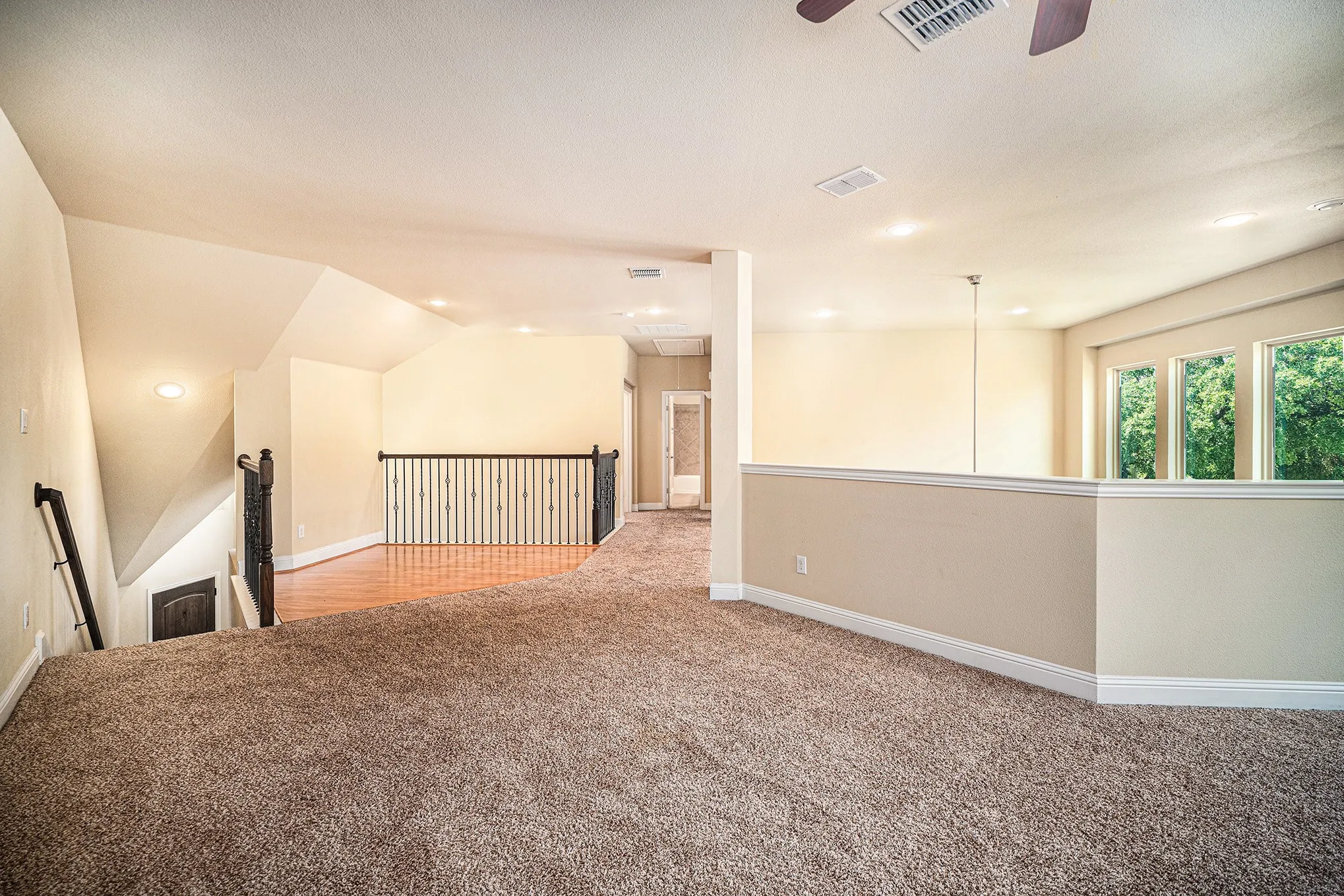 Townhouse For Sale in Tarrant County , 7104 Rose Quartz Court, Fort Worth, Texas 76132, 3 Bedroom, 3 Bathroom, 2 Garage spaces, 2,505 Sqft, built in 2016, Preowned, mls#21258852, Real Estate Agent in Fort Worth, Homes For Sale in Tarrant county, Homes For Sale in Fort Worth, Realtor in Fort Worth Texas, Real Estate Brokerage Independent Realty Texas, Luminita Cordes Realtor