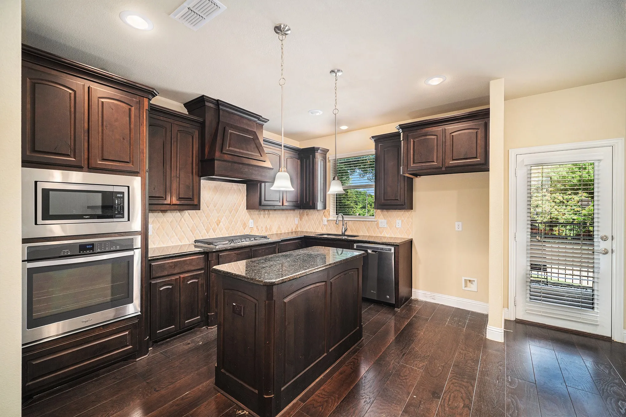 Townhouse For Sale in Tarrant County , 7104 Rose Quartz Court, Fort Worth, Texas 76132, 3 Bedroom, 3 Bathroom, 2 Garage spaces, 2,505 Sqft, built in 2016, Preowned, mls#21258852, Real Estate Agent in Fort Worth, Homes For Sale in Tarrant county, Homes For Sale in Fort Worth, Realtor in Fort Worth Texas, Real Estate Brokerage Independent Realty Texas, Luminita Cordes Realtor