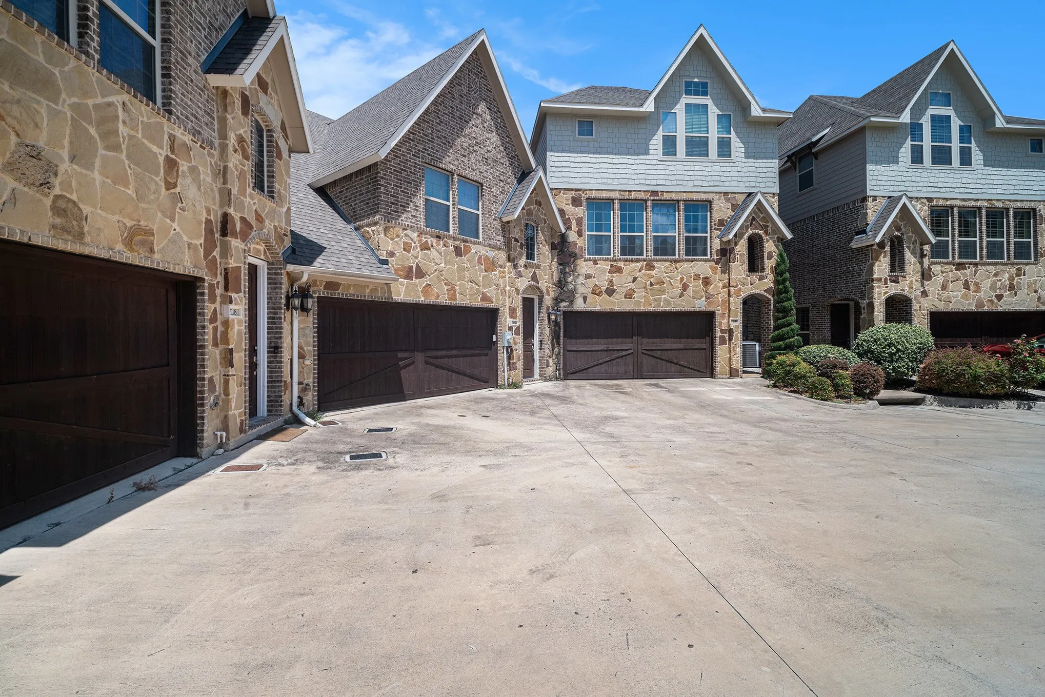 Townhouse For Sale in Tarrant County , 7104 Rose Quartz Court, Fort Worth, Texas 76132, 3 Bedroom, 3 Bathroom, 2 Garage spaces, 2,505 Sqft, built in 2016, Preowned, mls#21258852, Real Estate Agent in Fort Worth, Homes For Sale in Tarrant county, Homes For Sale in Fort Worth, Realtor in Fort Worth Texas, Real Estate Brokerage Independent Realty Texas, Luminita Cordes Realtor