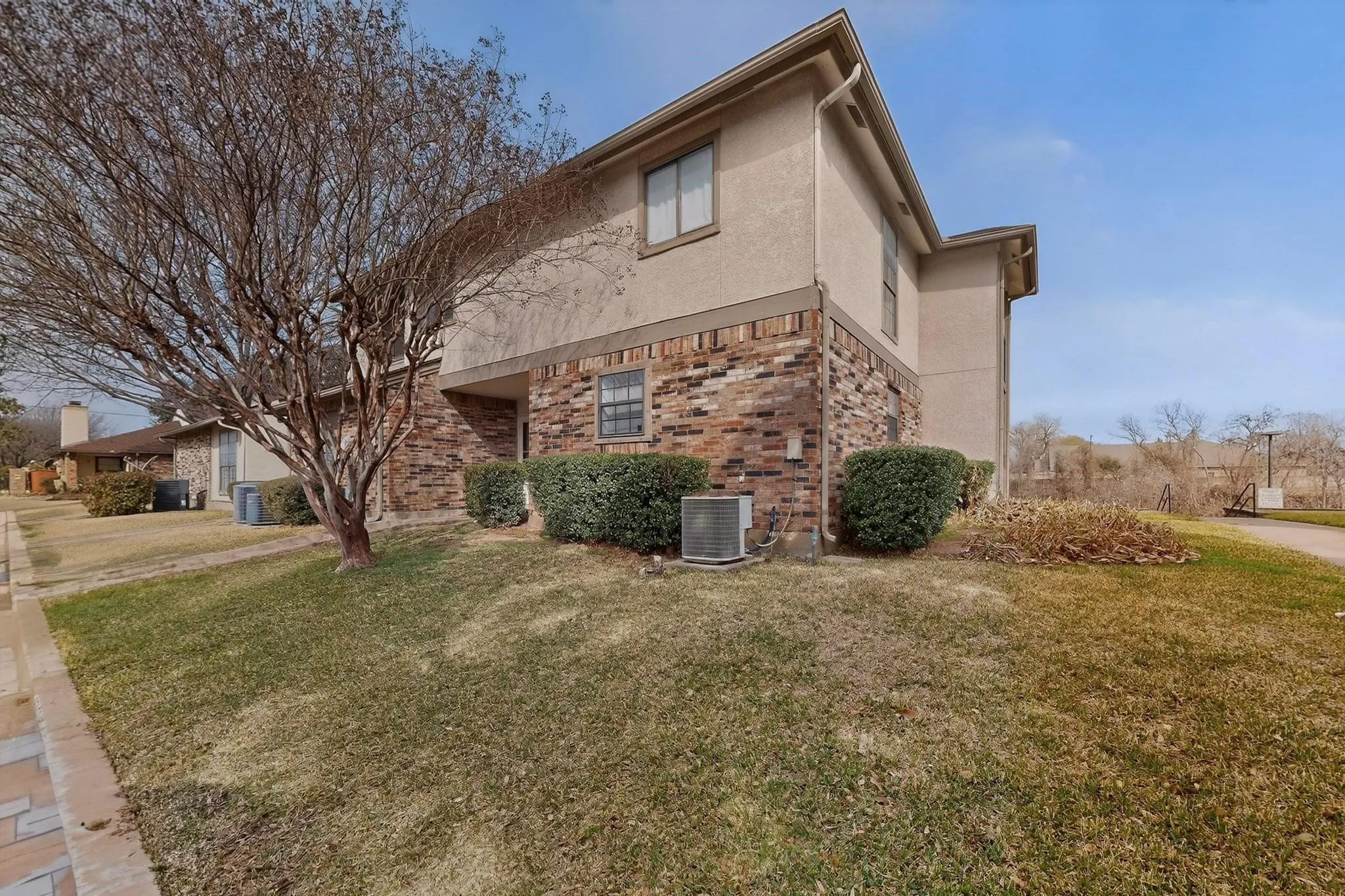 Condominium For Rent in Dallas County , 1025 Turtle Lake Boulevard 111, Irving, Texas 75060, 2 Bedrooms, 2 Bathrooms, Garage spaces, 1,175 Sqft, built in 1982, Price $1,700, mls#21258988, Real Estate Agent in Irving, Homes For Rent in Dallas county, Homes For Rent in Irving, Realtor in Irving Texas, Real Estate Brokerage Independent Realty Texas, Luminita Cordes Realtor
