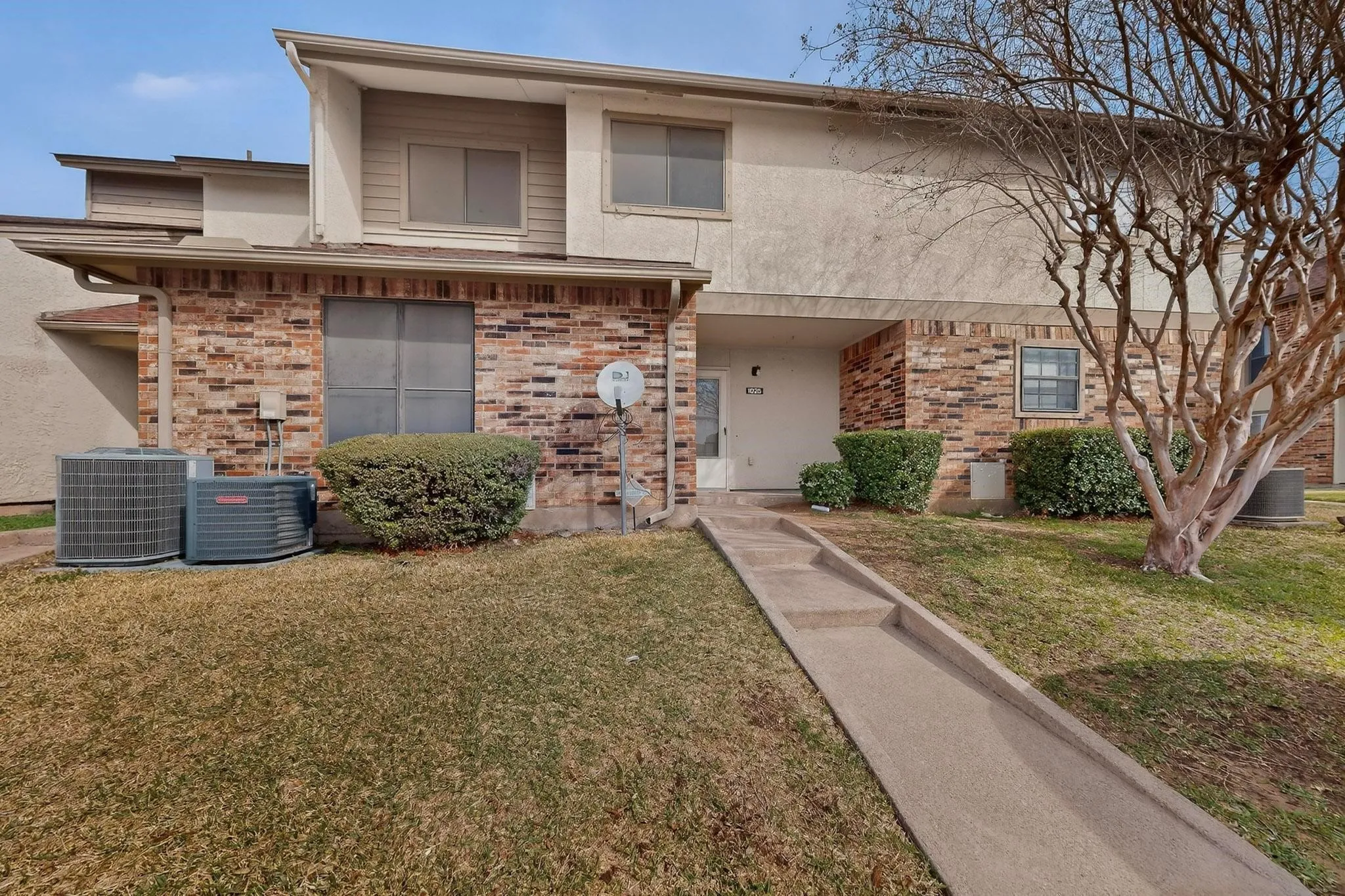 Condominium For Rent in Dallas County , 1025 Turtle Lake Boulevard 111, Irving, Texas 75060, 2 Bedrooms, 2 Bathrooms, Garage spaces, 1,175 Sqft, built in 1982, Price $1,700, mls#21258988, Real Estate Agent in Irving, Homes For Rent in Dallas county, Homes For Rent in Irving, Realtor in Irving Texas, Real Estate Brokerage Independent Realty Texas, Luminita Cordes Realtor