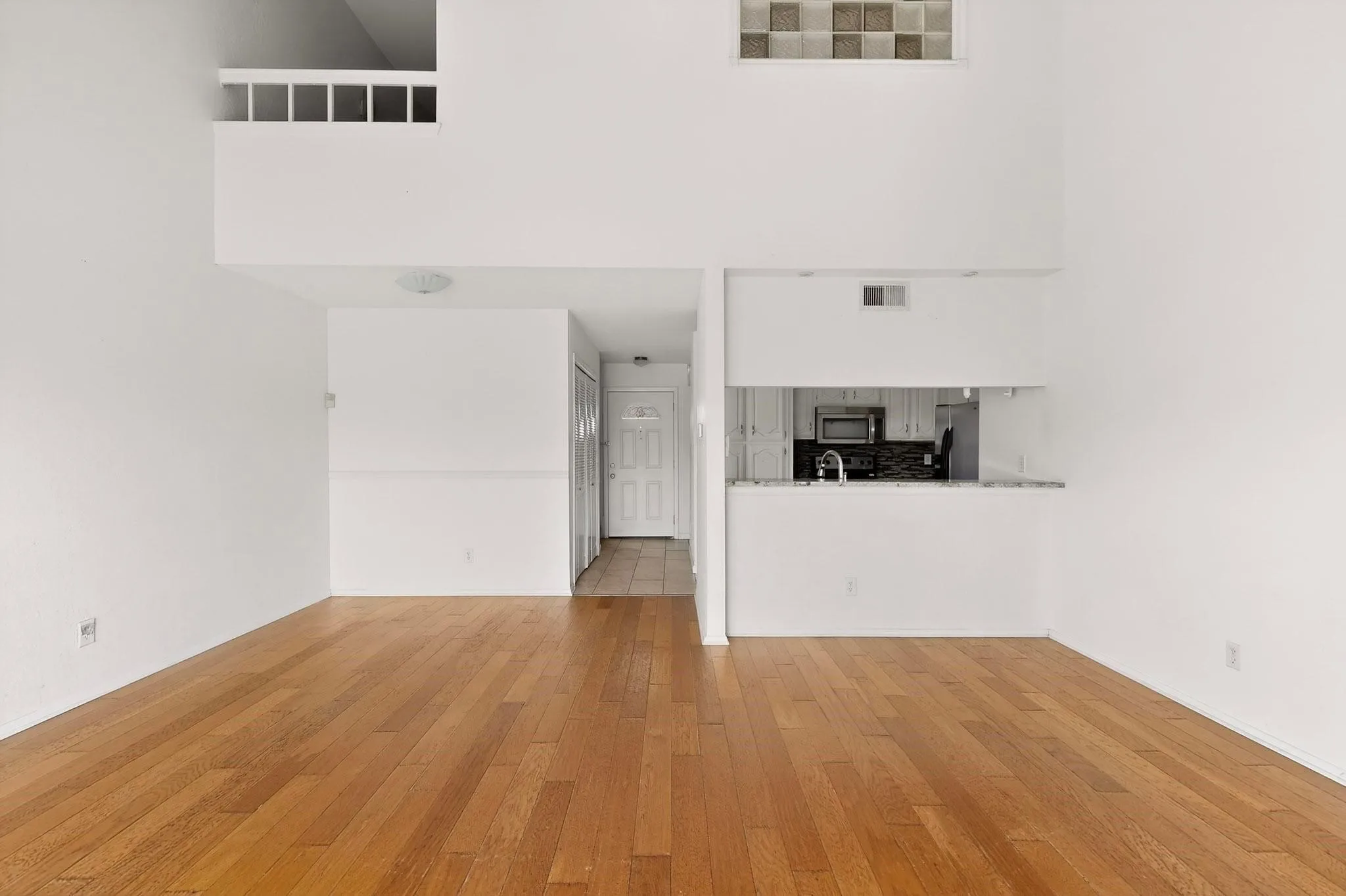 Condominium For Rent in Dallas County , 1025 Turtle Lake Boulevard 111, Irving, Texas 75060, 2 Bedrooms, 2 Bathrooms, Garage spaces, 1,175 Sqft, built in 1982, Price $1,700, mls#21258988, Real Estate Agent in Irving, Homes For Rent in Dallas county, Homes For Rent in Irving, Realtor in Irving Texas, Real Estate Brokerage Independent Realty Texas, Luminita Cordes Realtor