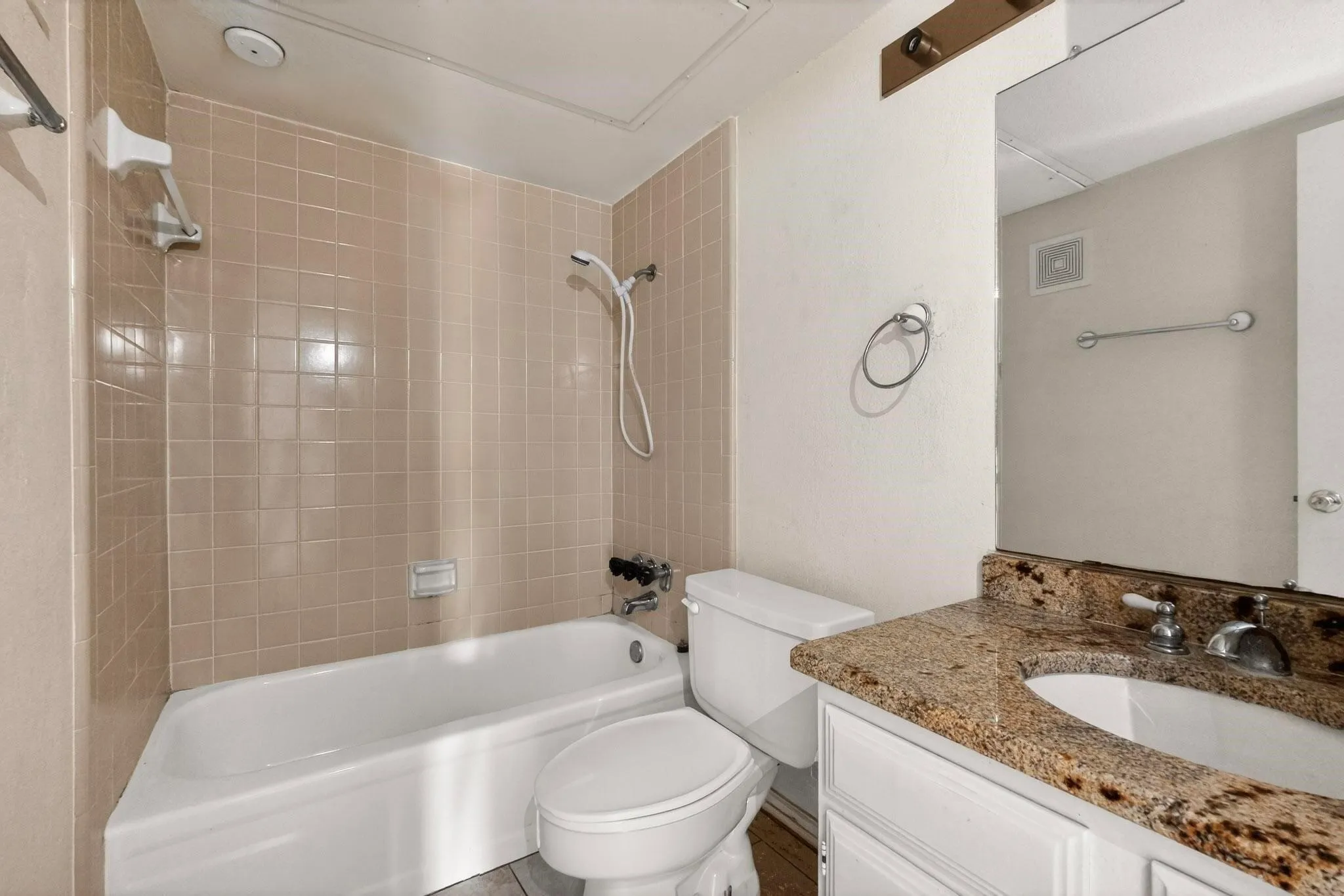 Condominium For Rent in Dallas County , 1025 Turtle Lake Boulevard 111, Irving, Texas 75060, 2 Bedrooms, 2 Bathrooms, Garage spaces, 1,175 Sqft, built in 1982, Price $1,700, mls#21258988, Real Estate Agent in Irving, Homes For Rent in Dallas county, Homes For Rent in Irving, Realtor in Irving Texas, Real Estate Brokerage Independent Realty Texas, Luminita Cordes Realtor