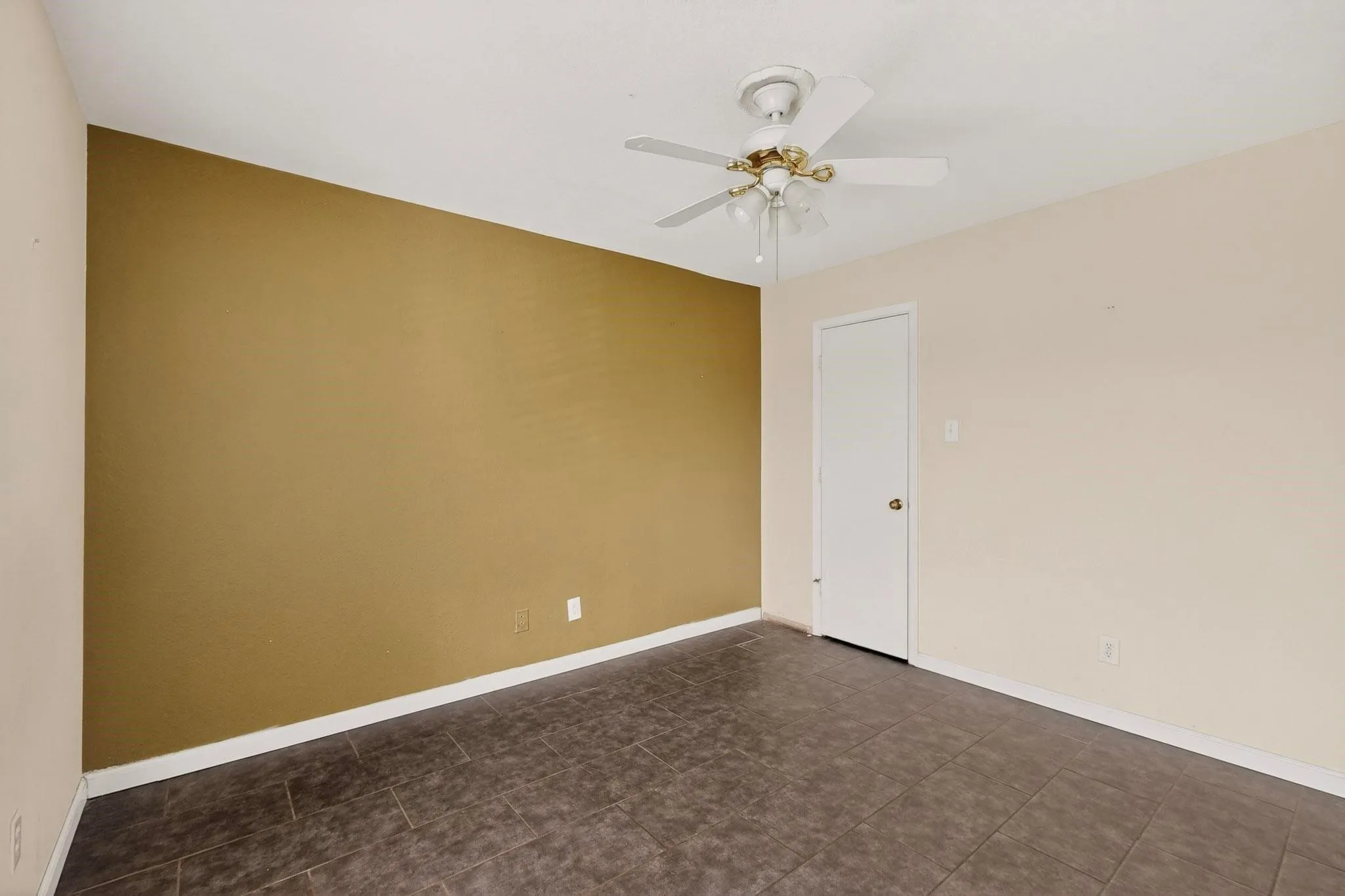 Condominium For Rent in Dallas County , 1025 Turtle Lake Boulevard 111, Irving, Texas 75060, 2 Bedrooms, 2 Bathrooms, Garage spaces, 1,175 Sqft, built in 1982, Price $1,700, mls#21258988, Real Estate Agent in Irving, Homes For Rent in Dallas county, Homes For Rent in Irving, Realtor in Irving Texas, Real Estate Brokerage Independent Realty Texas, Luminita Cordes Realtor