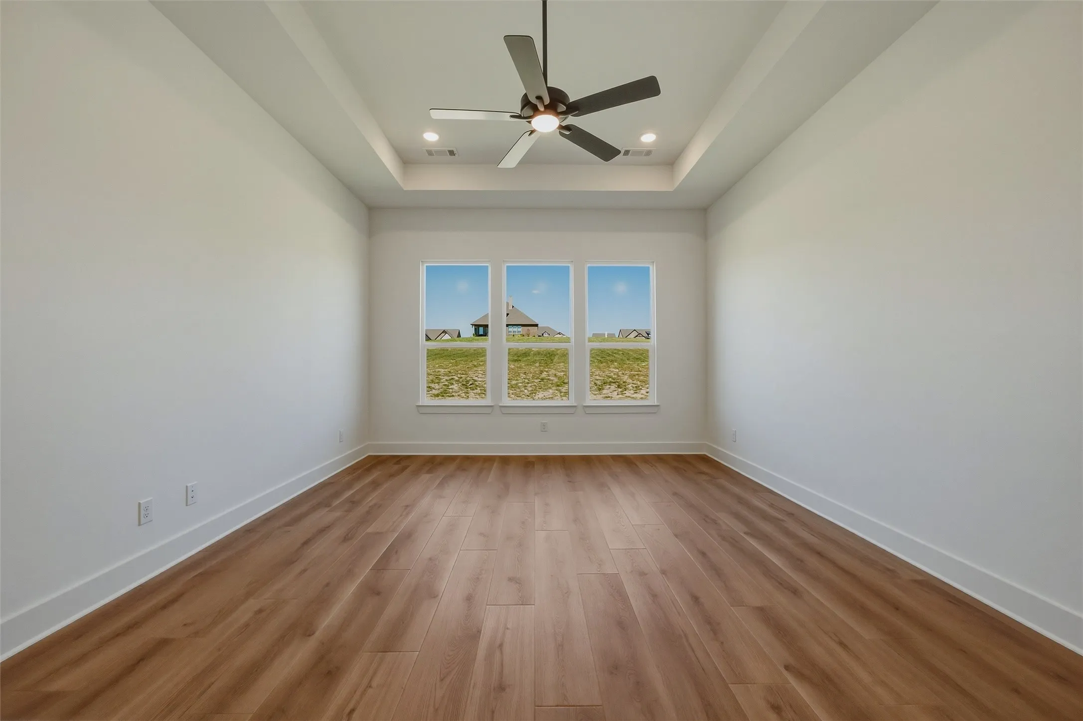 Tray ceiling with recessed lighting and ceiling fan