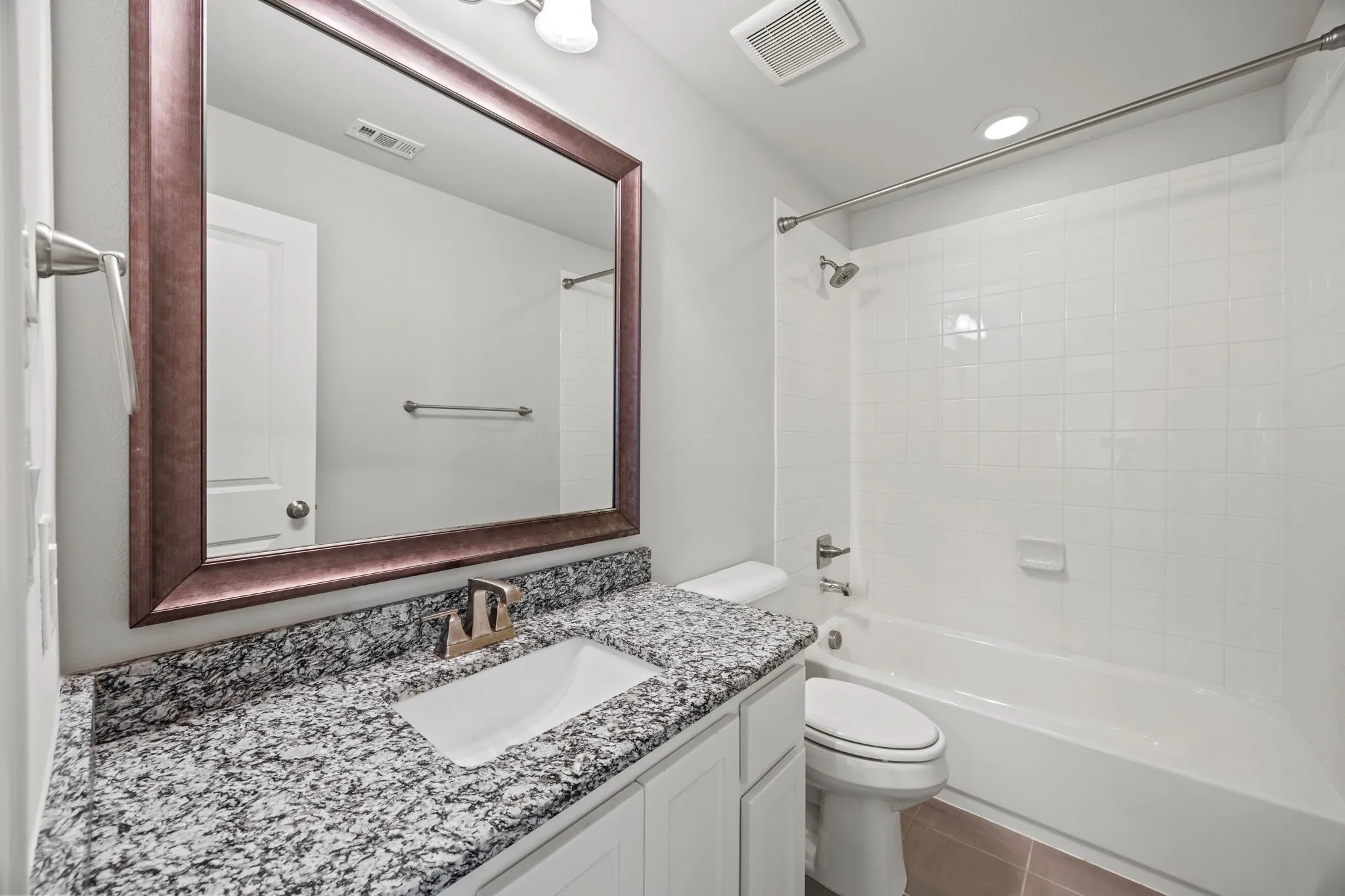 Single Family Residence For Sale in Denton County , 725 Royal Minister Boulevard, Lewisville, Texas 75056, 3 Bedroom, 3 Bathroom, 2 Garage spaces, 3,246 Sqft, built in 2017, Preowned, mls#21223096, Real Estate Agent in Lewisville, Homes For Sale in Denton county, Homes For Sale in Lewisville, Realtor in Lewisville Texas, Real Estate Brokerage Independent Realty Texas, Luminita Cordes Realtor