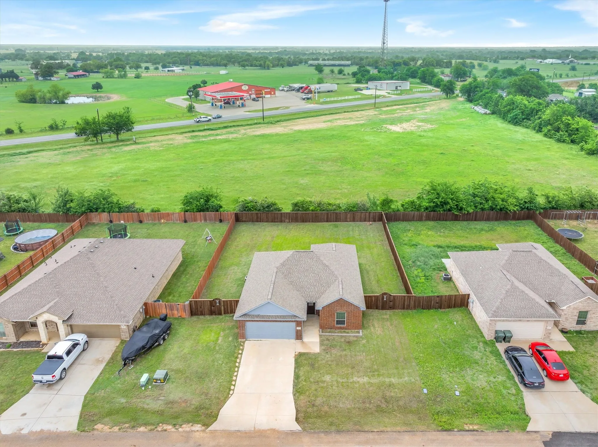 Single Family Residence For Sale in Kaufman County , 2422 Abigail Lane, Mabank, Texas 75147, 3 Bedroom, 2 Bathroom, 2 Garage spaces, 1,272 Sqft, built in 2021, Preowned, mls#21259099, Real Estate Agent in Mabank, Homes For Sale in Kaufman county, Homes For Sale in Mabank, Realtor in Mabank Texas, Real Estate Brokerage Independent Realty Texas, Luminita Cordes Realtor