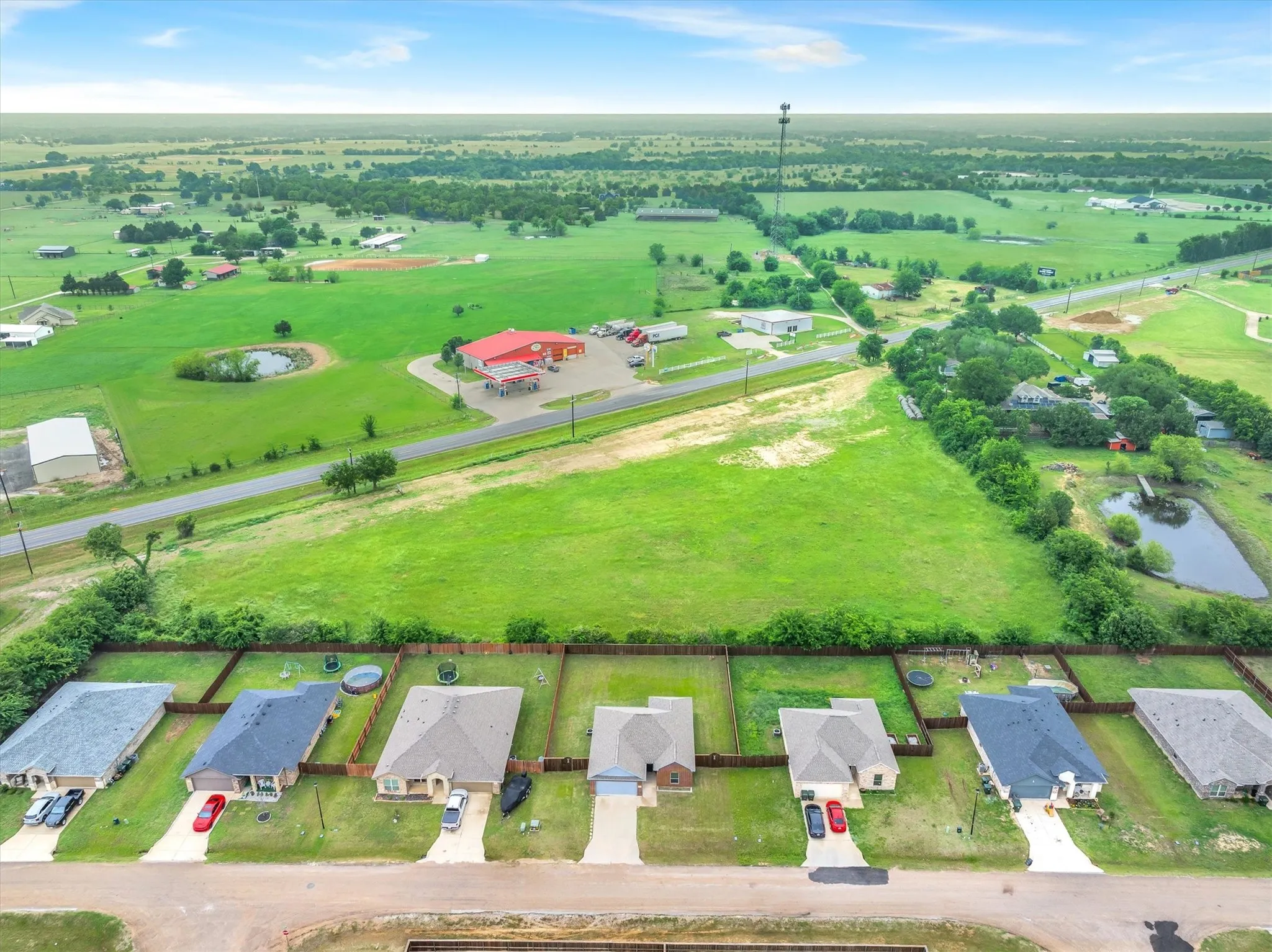 Single Family Residence For Sale in Kaufman County , 2422 Abigail Lane, Mabank, Texas 75147, 3 Bedroom, 2 Bathroom, 2 Garage spaces, 1,272 Sqft, built in 2021, Preowned, mls#21259099, Real Estate Agent in Mabank, Homes For Sale in Kaufman county, Homes For Sale in Mabank, Realtor in Mabank Texas, Real Estate Brokerage Independent Realty Texas, Luminita Cordes Realtor