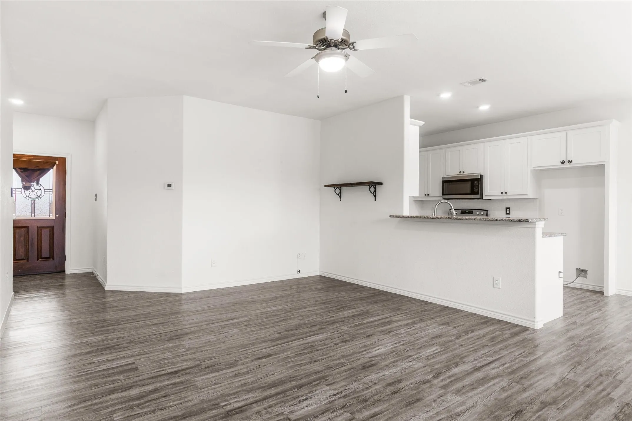 Single Family Residence For Sale in Kaufman County , 2422 Abigail Lane, Mabank, Texas 75147, 3 Bedroom, 2 Bathroom, 2 Garage spaces, 1,272 Sqft, built in 2021, Preowned, mls#21259099, Real Estate Agent in Mabank, Homes For Sale in Kaufman county, Homes For Sale in Mabank, Realtor in Mabank Texas, Real Estate Brokerage Independent Realty Texas, Luminita Cordes Realtor