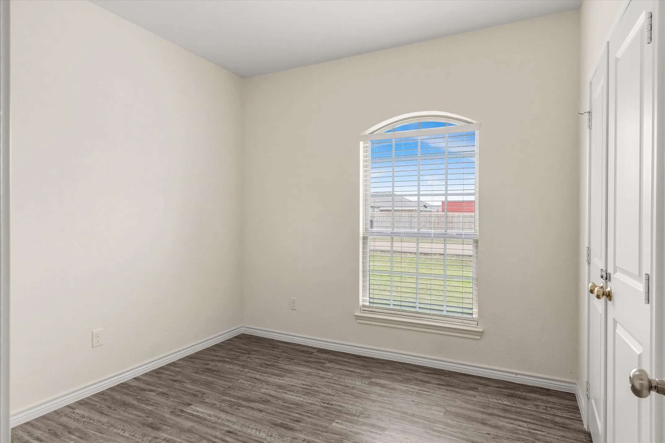 Single Family Residence For Sale in Kaufman County , 2422 Abigail Lane, Mabank, Texas 75147, 3 Bedroom, 2 Bathroom, 2 Garage spaces, 1,272 Sqft, built in 2021, Preowned, mls#21259099, Real Estate Agent in Mabank, Homes For Sale in Kaufman county, Homes For Sale in Mabank, Realtor in Mabank Texas, Real Estate Brokerage Independent Realty Texas, Luminita Cordes Realtor