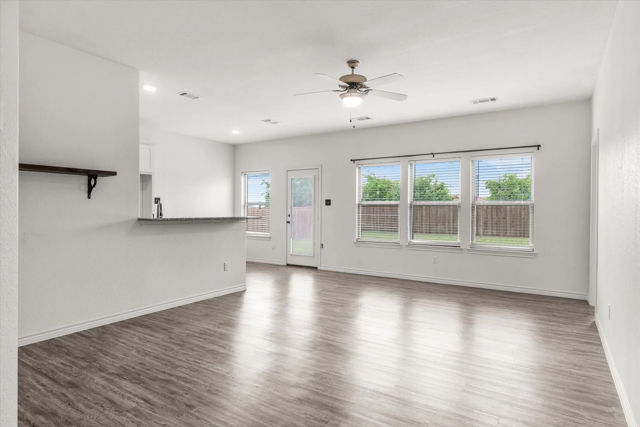 Single Family Residence For Sale in Kaufman County , 2422 Abigail Lane, Mabank, Texas 75147, 3 Bedroom, 2 Bathroom, 2 Garage spaces, 1,272 Sqft, built in 2021, Preowned, mls#21259099, Real Estate Agent in Mabank, Homes For Sale in Kaufman county, Homes For Sale in Mabank, Realtor in Mabank Texas, Real Estate Brokerage Independent Realty Texas, Luminita Cordes Realtor