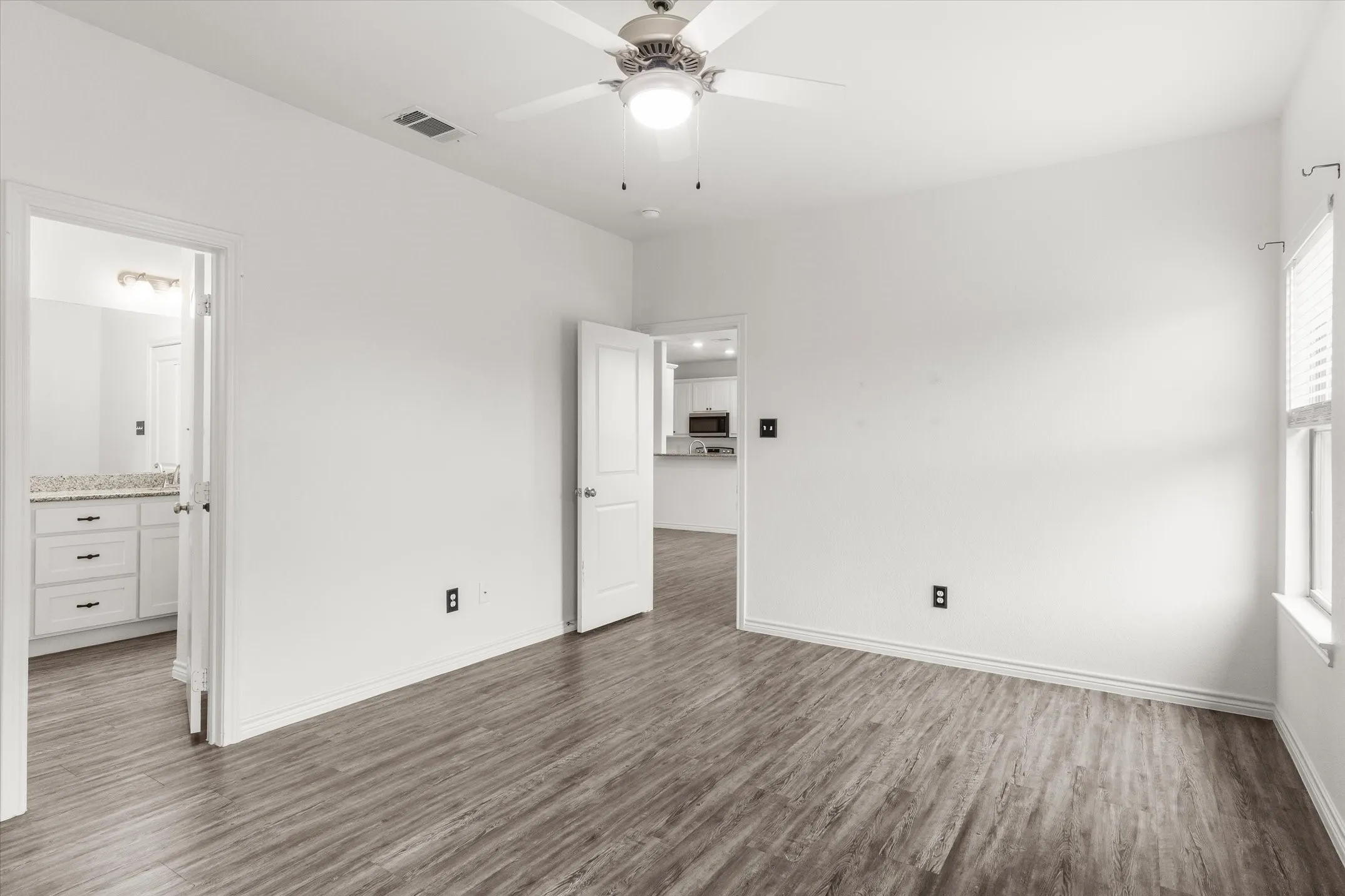 Single Family Residence For Sale in Kaufman County , 2422 Abigail Lane, Mabank, Texas 75147, 3 Bedroom, 2 Bathroom, 2 Garage spaces, 1,272 Sqft, built in 2021, Preowned, mls#21259099, Real Estate Agent in Mabank, Homes For Sale in Kaufman county, Homes For Sale in Mabank, Realtor in Mabank Texas, Real Estate Brokerage Independent Realty Texas, Luminita Cordes Realtor