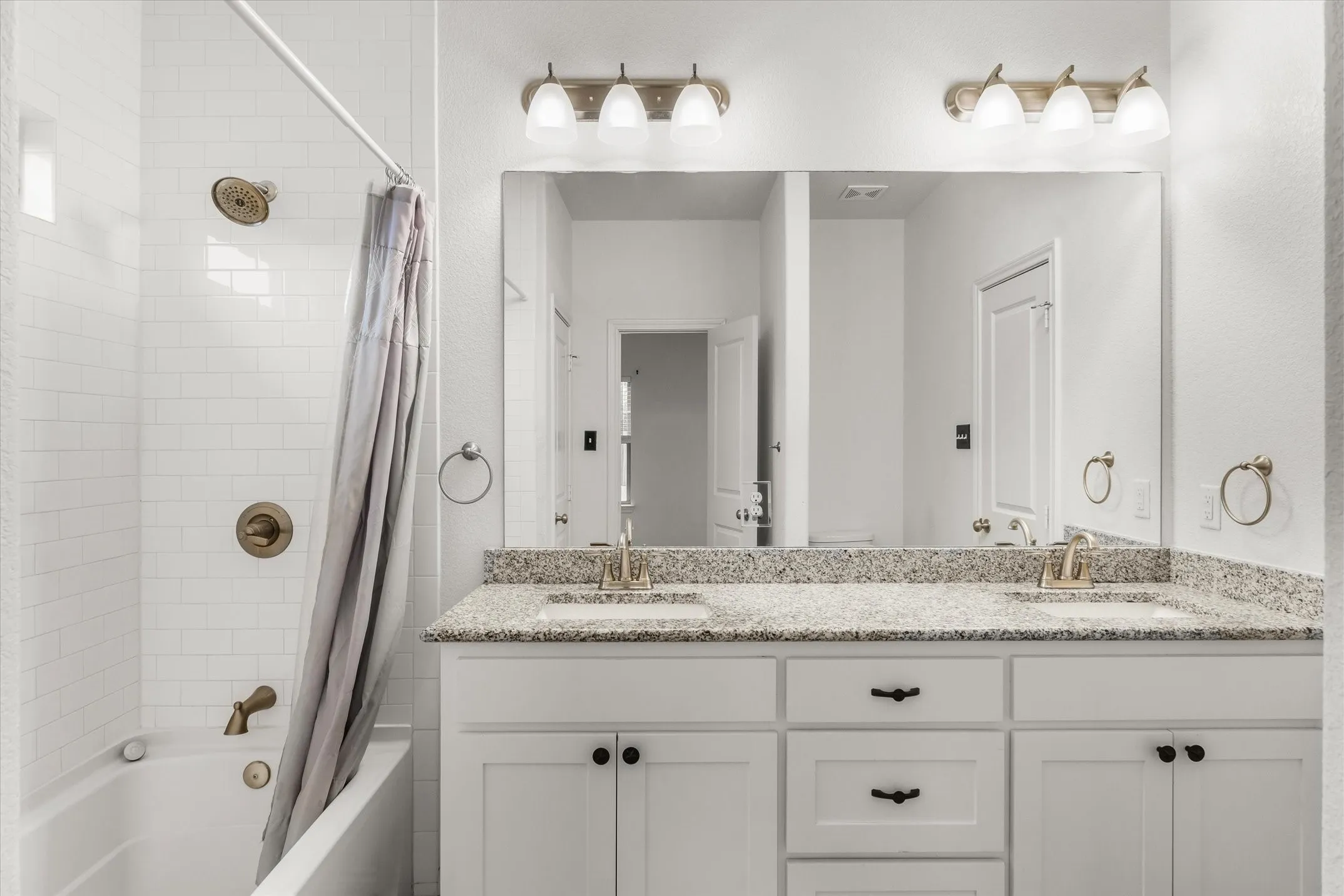 Single Family Residence For Sale in Kaufman County , 2422 Abigail Lane, Mabank, Texas 75147, 3 Bedroom, 2 Bathroom, 2 Garage spaces, 1,272 Sqft, built in 2021, Preowned, mls#21259099, Real Estate Agent in Mabank, Homes For Sale in Kaufman county, Homes For Sale in Mabank, Realtor in Mabank Texas, Real Estate Brokerage Independent Realty Texas, Luminita Cordes Realtor