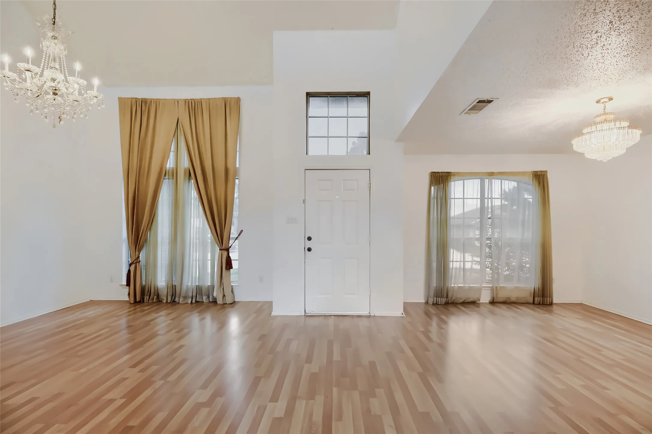 Single Family Residence For Sale in Tarrant County , 1614 Powder Horn Lane, Arlington, Texas 76018, 5 Bedroom, 3 Bathroom, Garage spaces, 3,889 Sqft, built in 2004, mls#21231751, Real Estate Agent in Arlington, Homes For Sale in Tarrant county, Homes For Sale in Arlington, Realtor in Arlington Texas, Real Estate Brokerage Independent Realty Texas, Luminita Cordes Realtor
