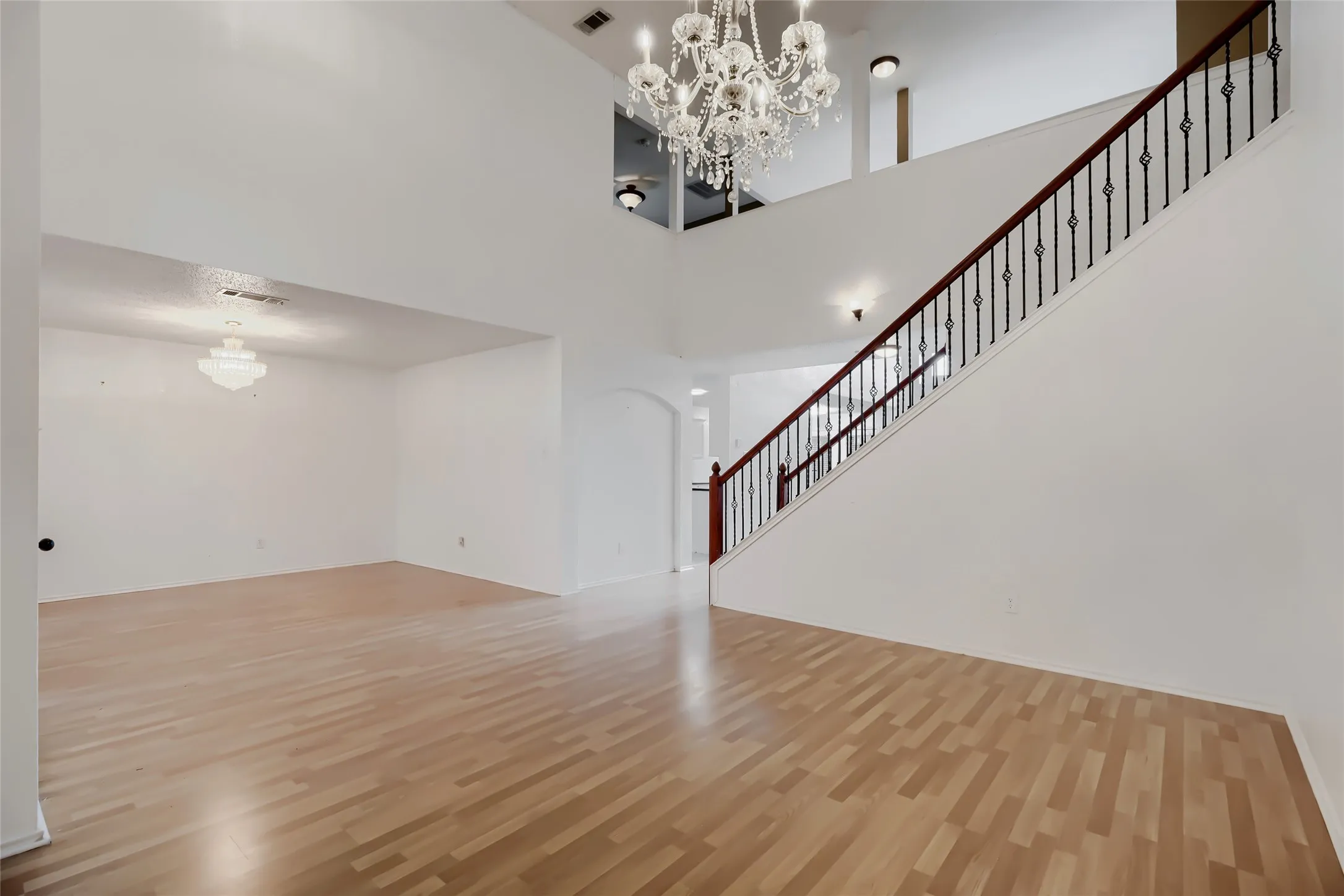 Single Family Residence For Sale in Tarrant County , 1614 Powder Horn Lane, Arlington, Texas 76018, 5 Bedroom, 3 Bathroom, Garage spaces, 3,889 Sqft, built in 2004, mls#21231751, Real Estate Agent in Arlington, Homes For Sale in Tarrant county, Homes For Sale in Arlington, Realtor in Arlington Texas, Real Estate Brokerage Independent Realty Texas, Luminita Cordes Realtor