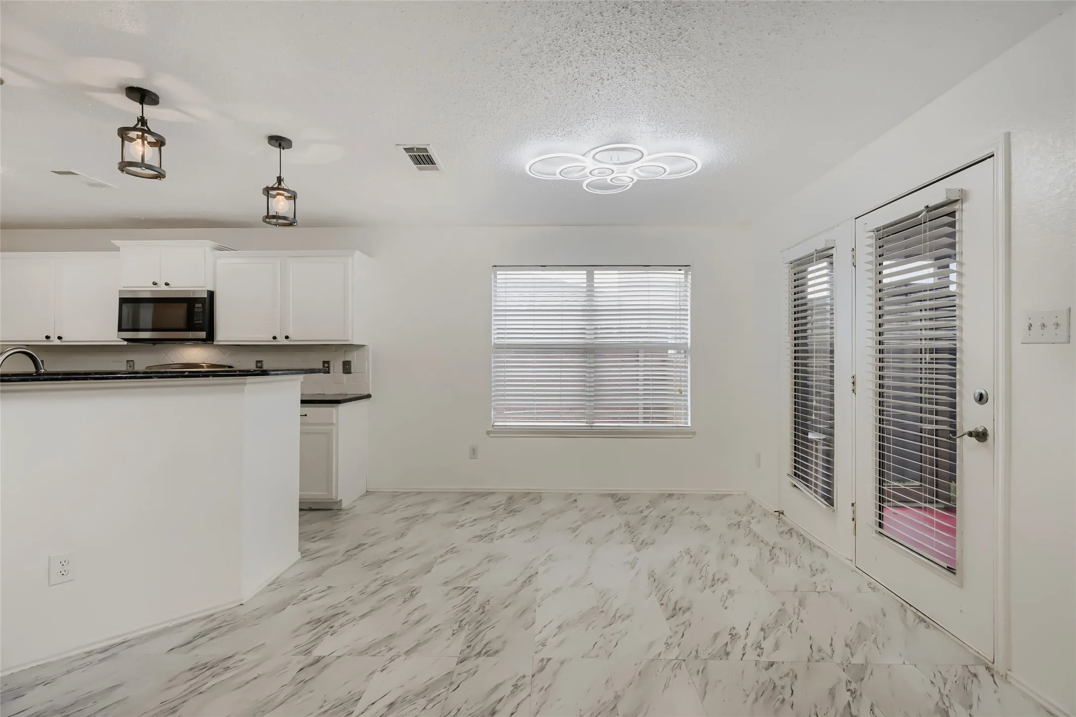 Single Family Residence For Sale in Tarrant County , 1614 Powder Horn Lane, Arlington, Texas 76018, 5 Bedroom, 3 Bathroom, Garage spaces, 3,889 Sqft, built in 2004, mls#21231751, Real Estate Agent in Arlington, Homes For Sale in Tarrant county, Homes For Sale in Arlington, Realtor in Arlington Texas, Real Estate Brokerage Independent Realty Texas, Luminita Cordes Realtor