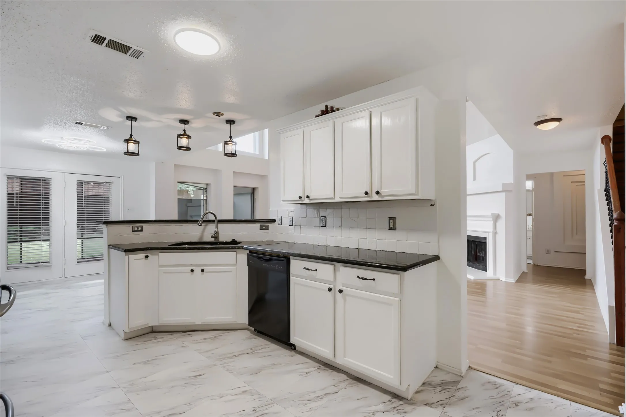 Single Family Residence For Sale in Tarrant County , 1614 Powder Horn Lane, Arlington, Texas 76018, 5 Bedroom, 3 Bathroom, Garage spaces, 3,889 Sqft, built in 2004, mls#21231751, Real Estate Agent in Arlington, Homes For Sale in Tarrant county, Homes For Sale in Arlington, Realtor in Arlington Texas, Real Estate Brokerage Independent Realty Texas, Luminita Cordes Realtor