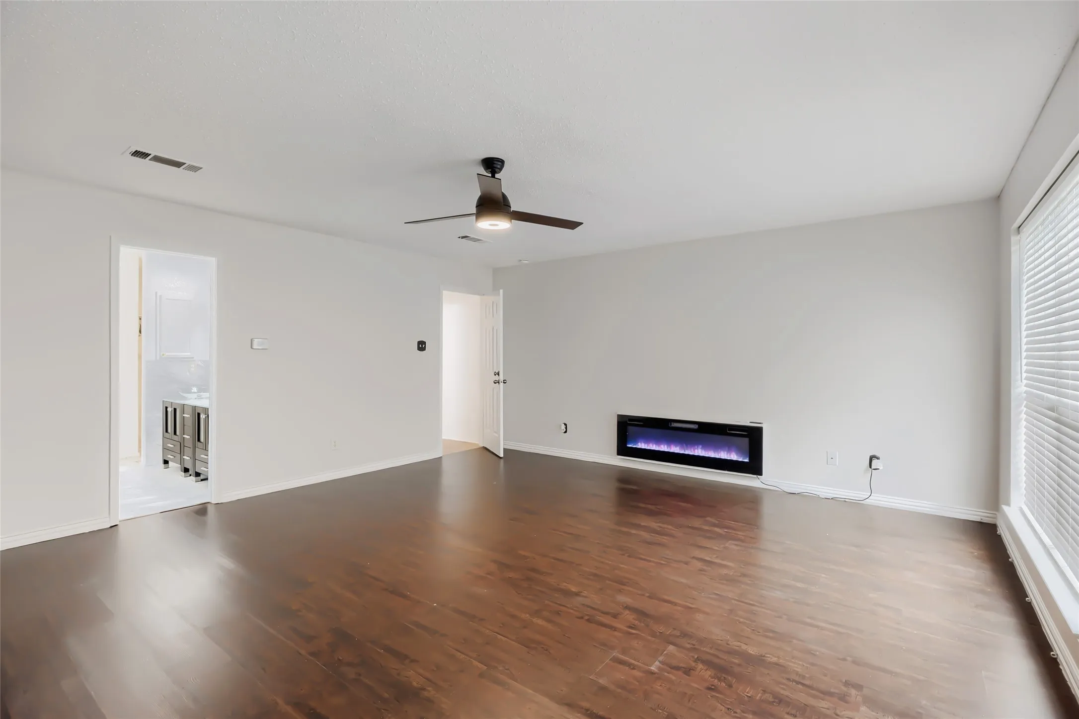 Single Family Residence For Sale in Tarrant County , 1614 Powder Horn Lane, Arlington, Texas 76018, 5 Bedroom, 3 Bathroom, Garage spaces, 3,889 Sqft, built in 2004, mls#21231751, Real Estate Agent in Arlington, Homes For Sale in Tarrant county, Homes For Sale in Arlington, Realtor in Arlington Texas, Real Estate Brokerage Independent Realty Texas, Luminita Cordes Realtor