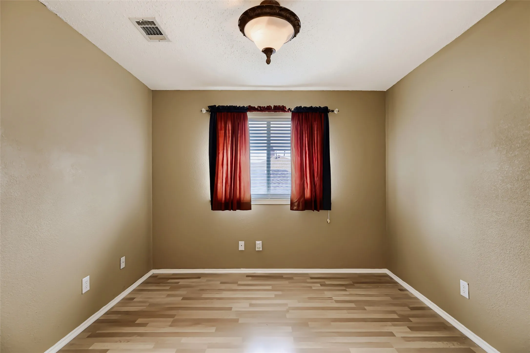 Single Family Residence For Sale in Tarrant County , 1614 Powder Horn Lane, Arlington, Texas 76018, 5 Bedroom, 3 Bathroom, Garage spaces, 3,889 Sqft, built in 2004, mls#21231751, Real Estate Agent in Arlington, Homes For Sale in Tarrant county, Homes For Sale in Arlington, Realtor in Arlington Texas, Real Estate Brokerage Independent Realty Texas, Luminita Cordes Realtor