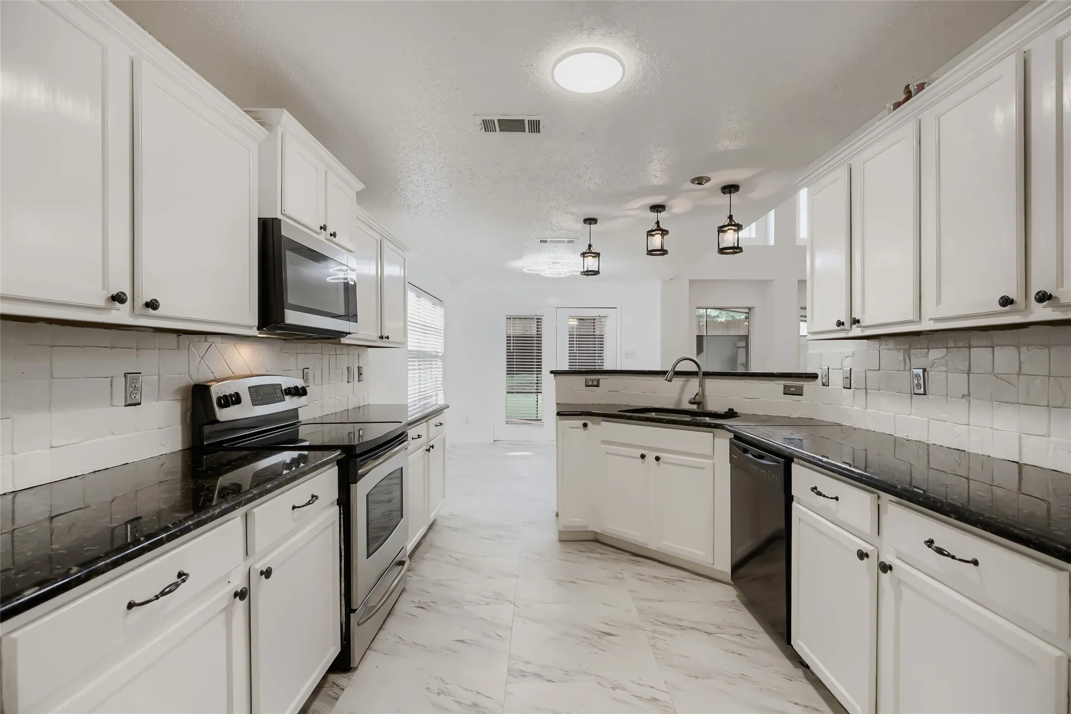 Single Family Residence For Sale in Tarrant County , 1614 Powder Horn Lane, Arlington, Texas 76018, 5 Bedroom, 3 Bathroom, Garage spaces, 3,889 Sqft, built in 2004, mls#21231751, Real Estate Agent in Arlington, Homes For Sale in Tarrant county, Homes For Sale in Arlington, Realtor in Arlington Texas, Real Estate Brokerage Independent Realty Texas, Luminita Cordes Realtor