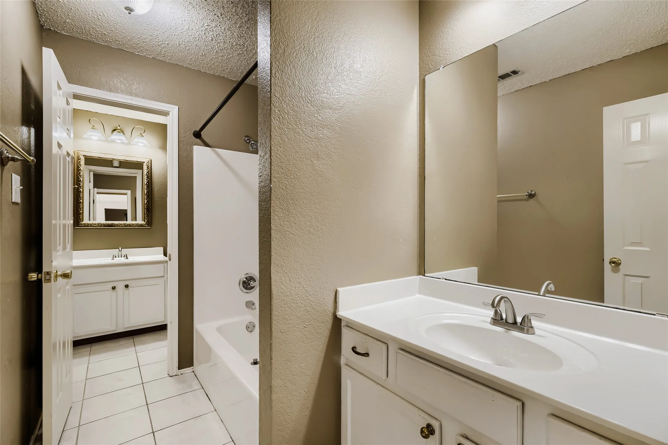 Single Family Residence For Sale in Tarrant County , 1614 Powder Horn Lane, Arlington, Texas 76018, 5 Bedroom, 3 Bathroom, Garage spaces, 3,889 Sqft, built in 2004, mls#21231751, Real Estate Agent in Arlington, Homes For Sale in Tarrant county, Homes For Sale in Arlington, Realtor in Arlington Texas, Real Estate Brokerage Independent Realty Texas, Luminita Cordes Realtor