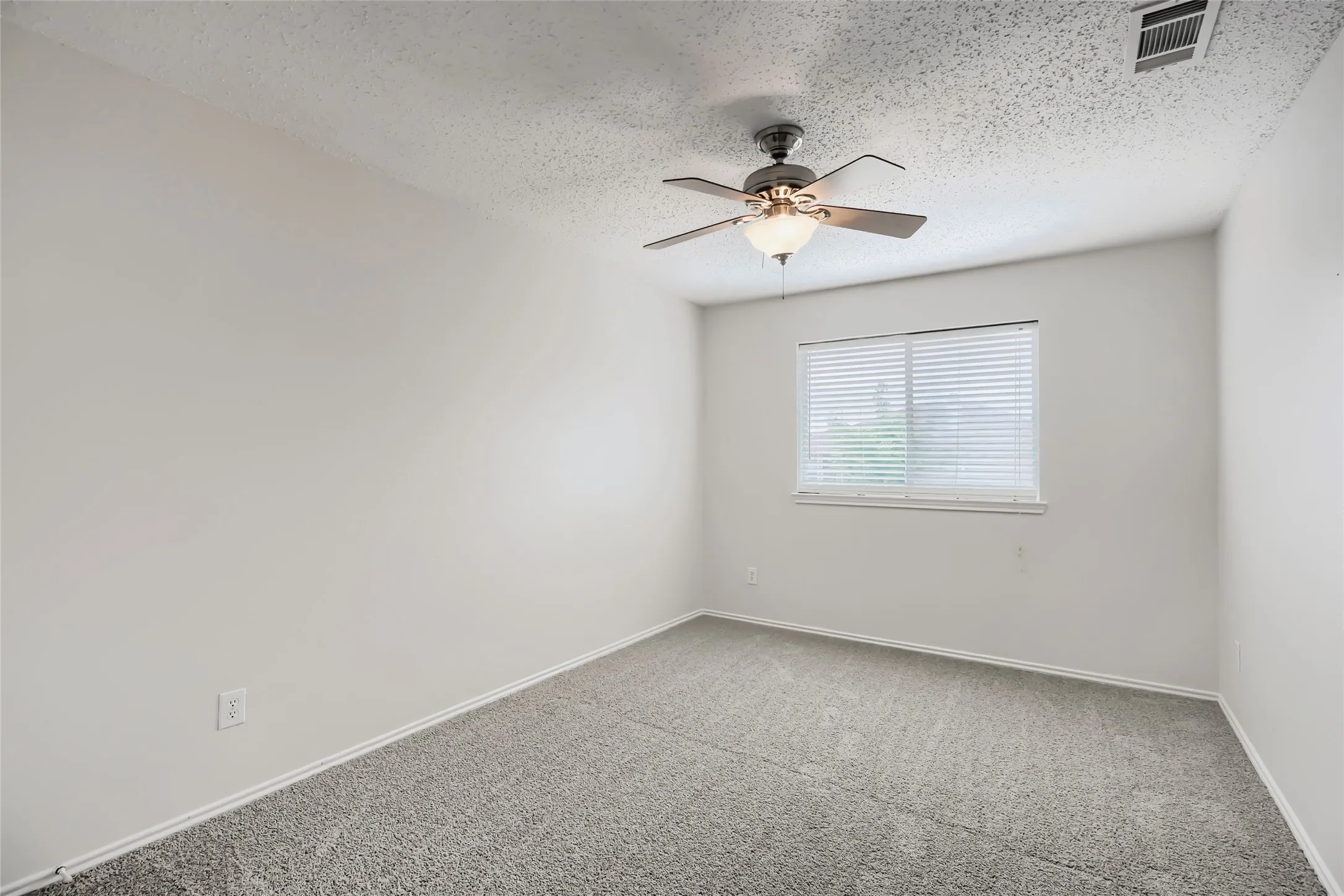 Single Family Residence For Sale in Tarrant County , 1614 Powder Horn Lane, Arlington, Texas 76018, 5 Bedroom, 3 Bathroom, Garage spaces, 3,889 Sqft, built in 2004, mls#21231751, Real Estate Agent in Arlington, Homes For Sale in Tarrant county, Homes For Sale in Arlington, Realtor in Arlington Texas, Real Estate Brokerage Independent Realty Texas, Luminita Cordes Realtor