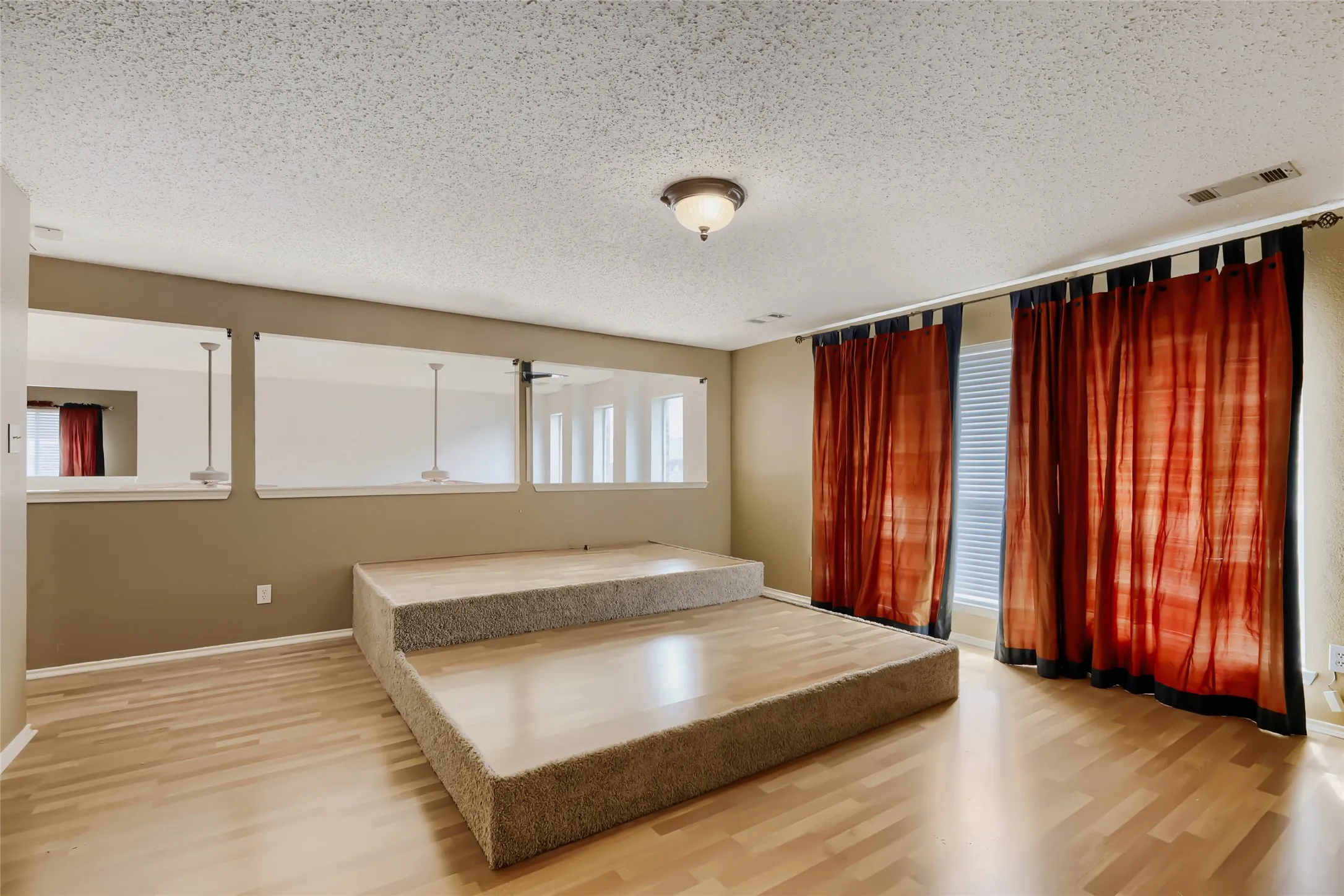 Single Family Residence For Sale in Tarrant County , 1614 Powder Horn Lane, Arlington, Texas 76018, 5 Bedroom, 3 Bathroom, Garage spaces, 3,889 Sqft, built in 2004, mls#21231751, Real Estate Agent in Arlington, Homes For Sale in Tarrant county, Homes For Sale in Arlington, Realtor in Arlington Texas, Real Estate Brokerage Independent Realty Texas, Luminita Cordes Realtor