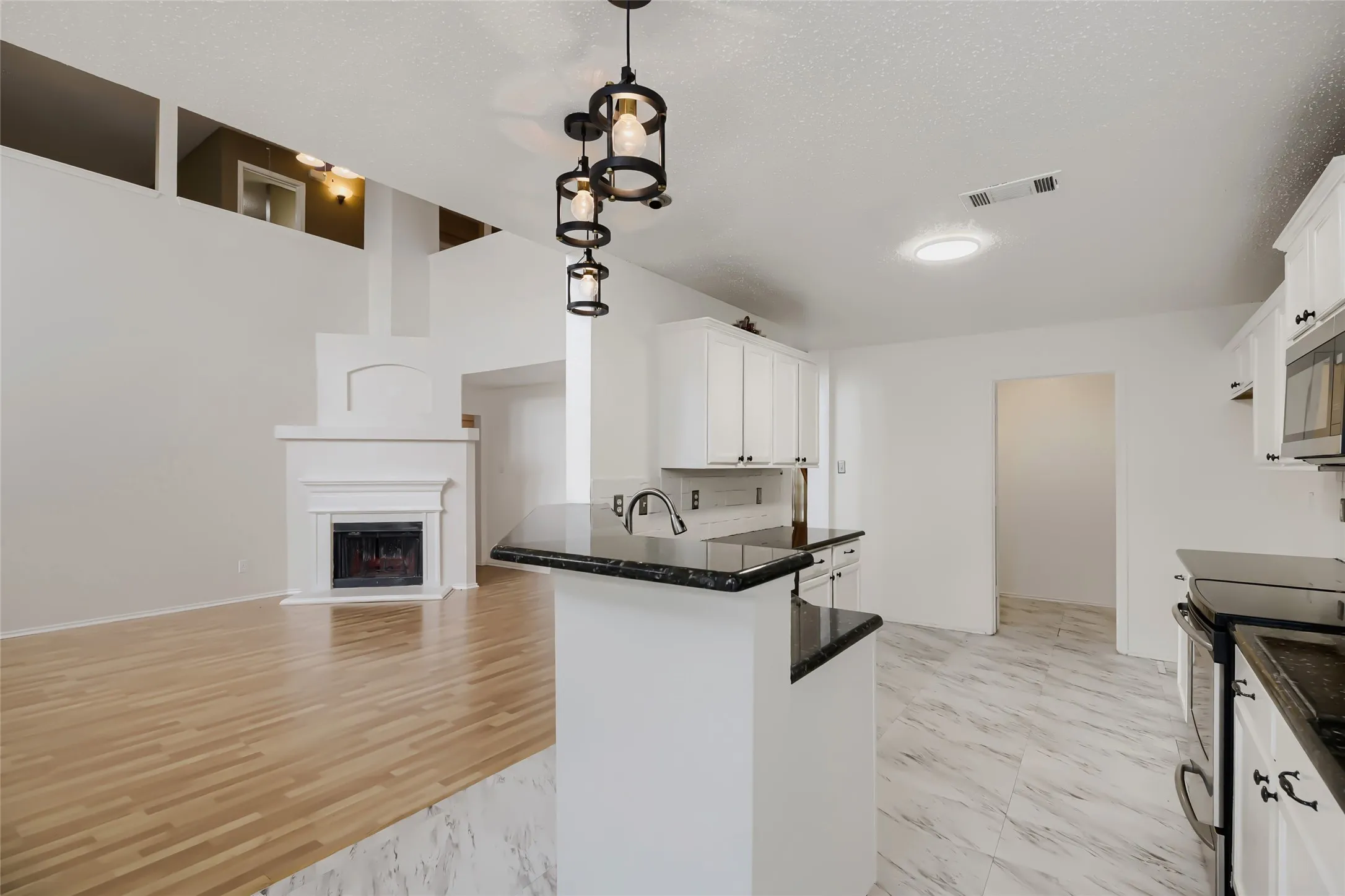 Single Family Residence For Sale in Tarrant County , 1614 Powder Horn Lane, Arlington, Texas 76018, 5 Bedroom, 3 Bathroom, Garage spaces, 3,889 Sqft, built in 2004, mls#21231751, Real Estate Agent in Arlington, Homes For Sale in Tarrant county, Homes For Sale in Arlington, Realtor in Arlington Texas, Real Estate Brokerage Independent Realty Texas, Luminita Cordes Realtor