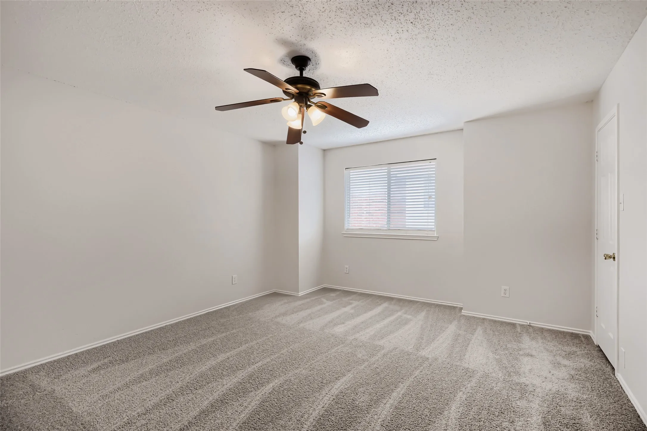 Single Family Residence For Sale in Tarrant County , 1614 Powder Horn Lane, Arlington, Texas 76018, 5 Bedroom, 3 Bathroom, Garage spaces, 3,889 Sqft, built in 2004, mls#21231751, Real Estate Agent in Arlington, Homes For Sale in Tarrant county, Homes For Sale in Arlington, Realtor in Arlington Texas, Real Estate Brokerage Independent Realty Texas, Luminita Cordes Realtor