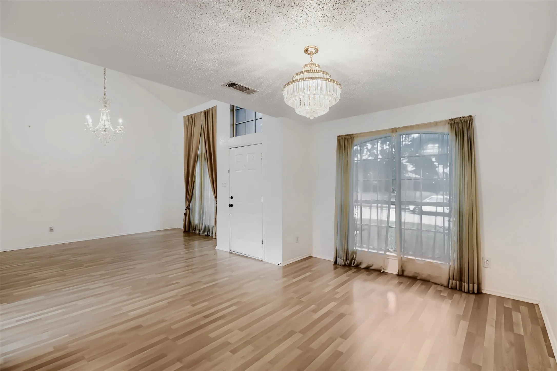 Single Family Residence For Sale in Tarrant County , 1614 Powder Horn Lane, Arlington, Texas 76018, 5 Bedroom, 3 Bathroom, Garage spaces, 3,889 Sqft, built in 2004, mls#21231751, Real Estate Agent in Arlington, Homes For Sale in Tarrant county, Homes For Sale in Arlington, Realtor in Arlington Texas, Real Estate Brokerage Independent Realty Texas, Luminita Cordes Realtor