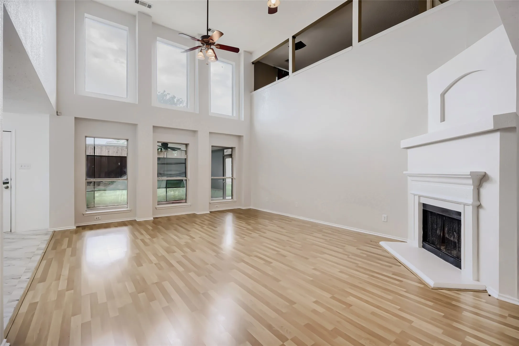 Single Family Residence For Sale in Tarrant County , 1614 Powder Horn Lane, Arlington, Texas 76018, 5 Bedroom, 3 Bathroom, Garage spaces, 3,889 Sqft, built in 2004, mls#21231751, Real Estate Agent in Arlington, Homes For Sale in Tarrant county, Homes For Sale in Arlington, Realtor in Arlington Texas, Real Estate Brokerage Independent Realty Texas, Luminita Cordes Realtor