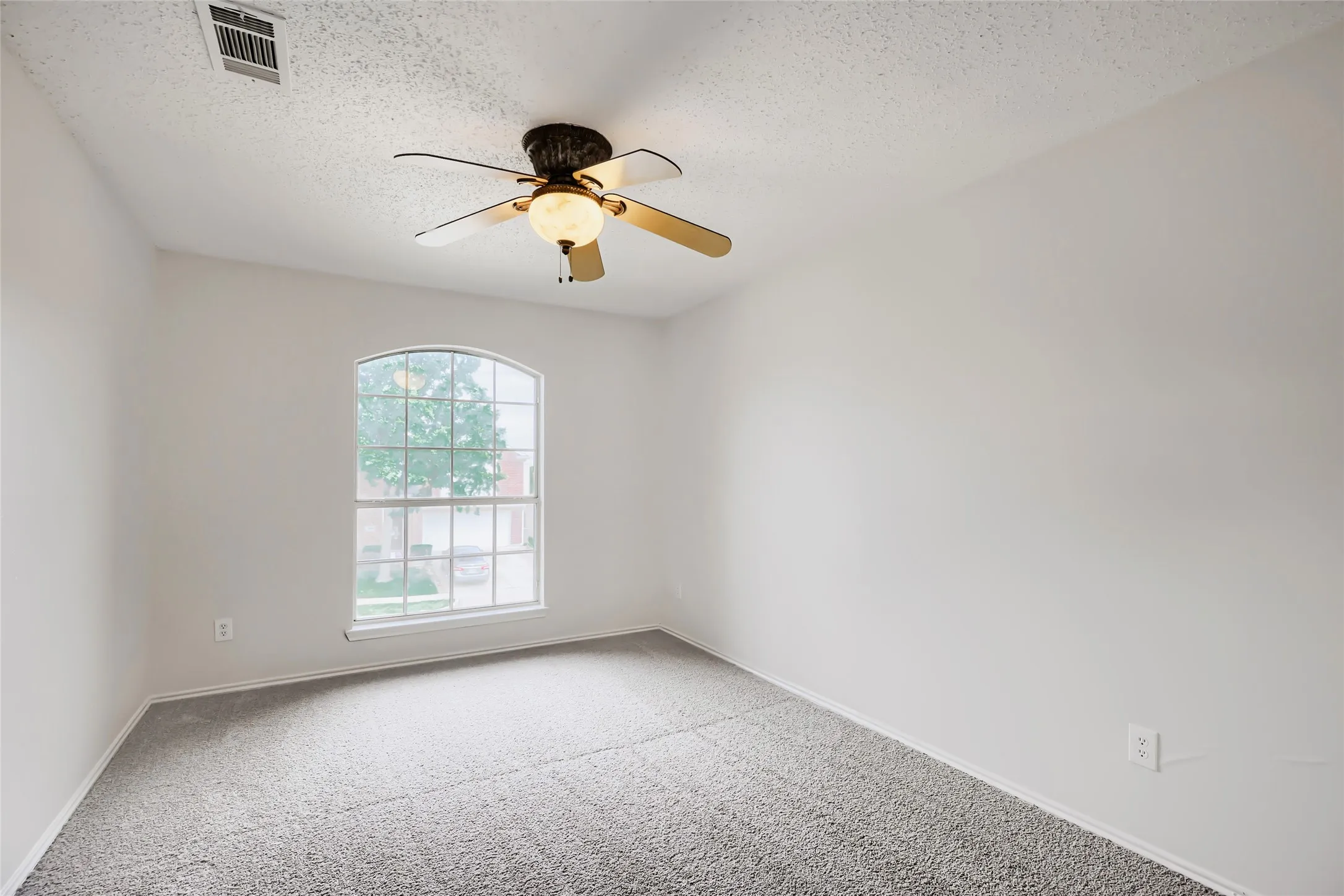 Single Family Residence For Sale in Tarrant County , 1614 Powder Horn Lane, Arlington, Texas 76018, 5 Bedroom, 3 Bathroom, Garage spaces, 3,889 Sqft, built in 2004, mls#21231751, Real Estate Agent in Arlington, Homes For Sale in Tarrant county, Homes For Sale in Arlington, Realtor in Arlington Texas, Real Estate Brokerage Independent Realty Texas, Luminita Cordes Realtor